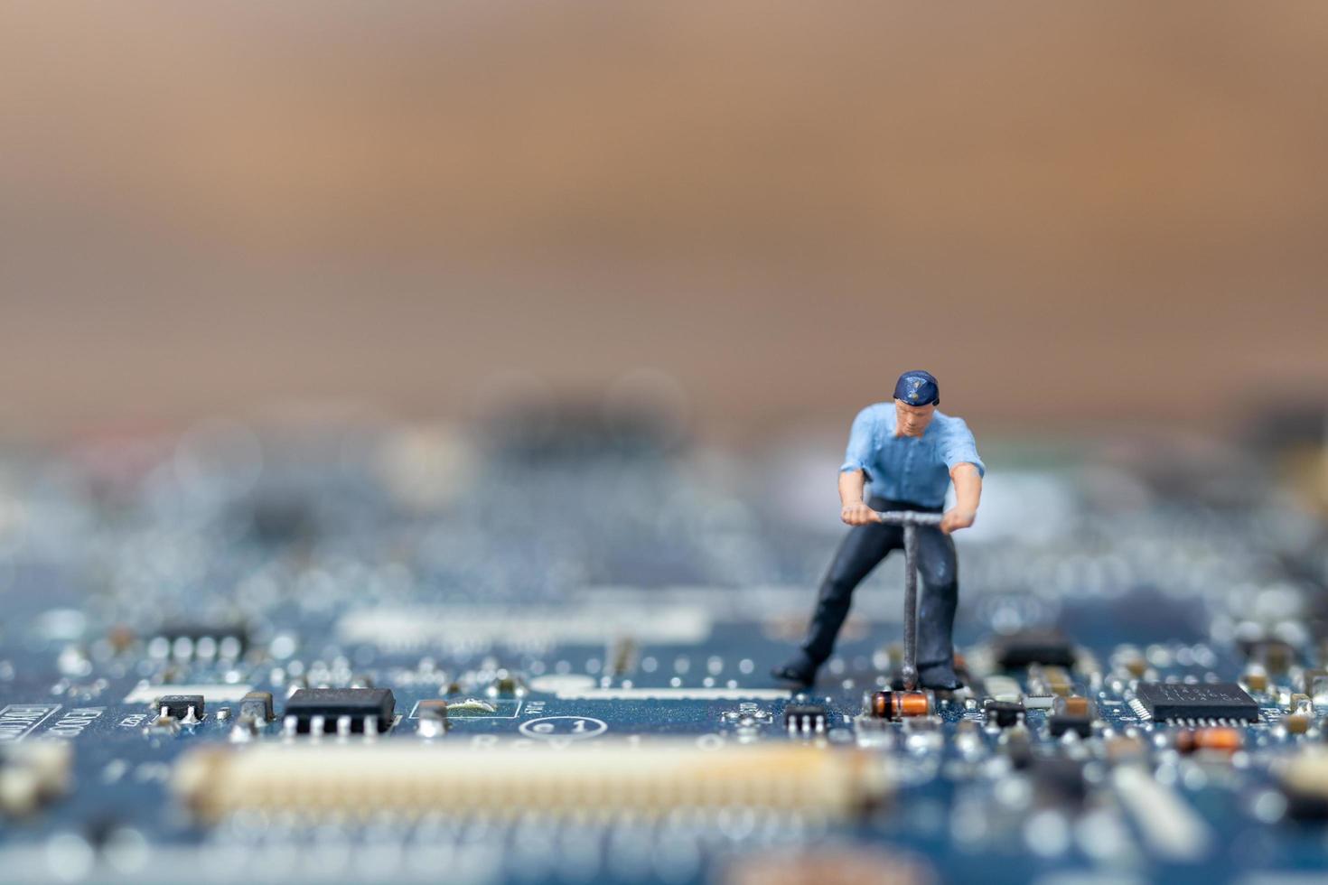 Persona en miniatura que trabaja en una placa de CPU, concepto de tecnología foto