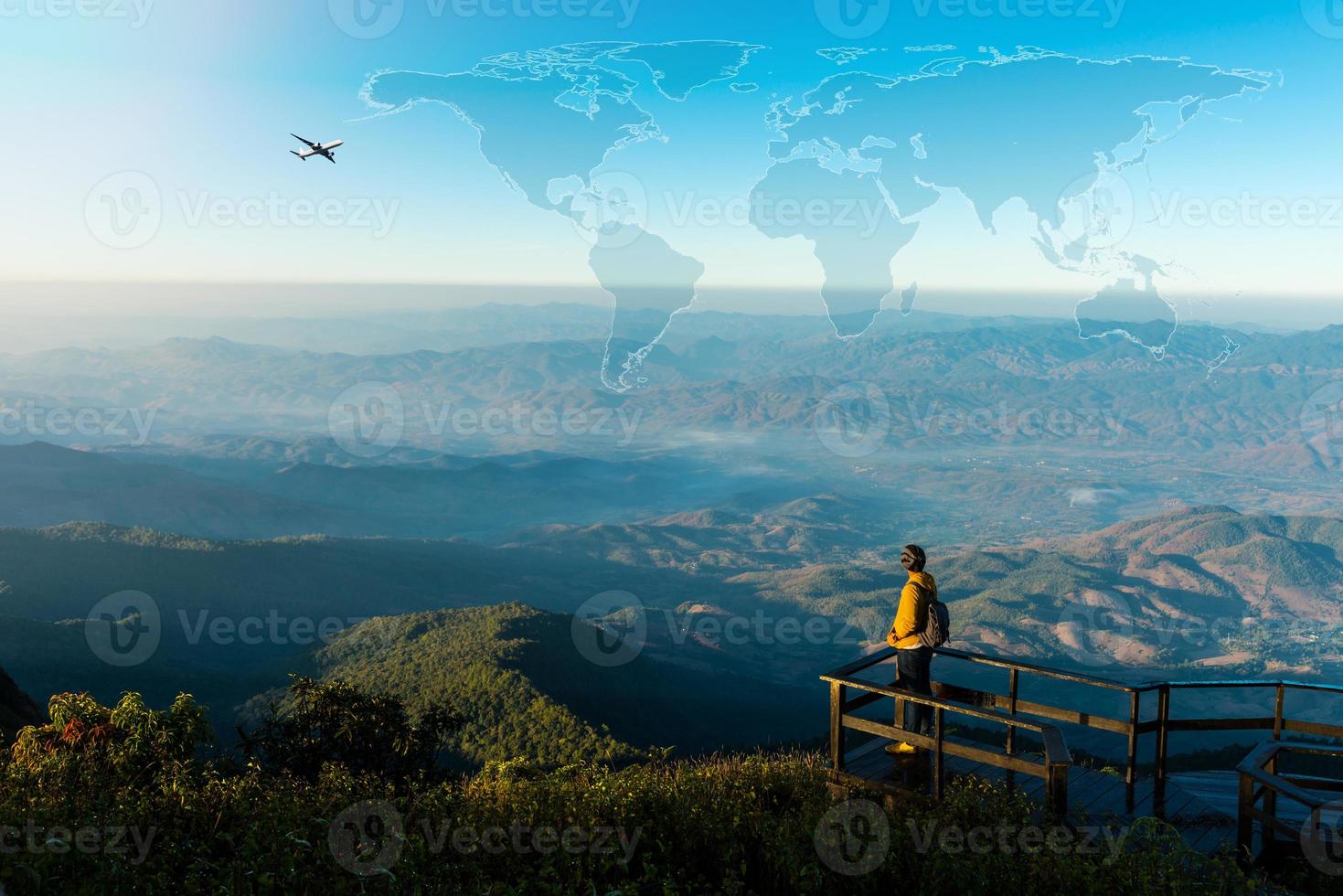 concepto de viaje con el hombre en la cima de la montaña foto