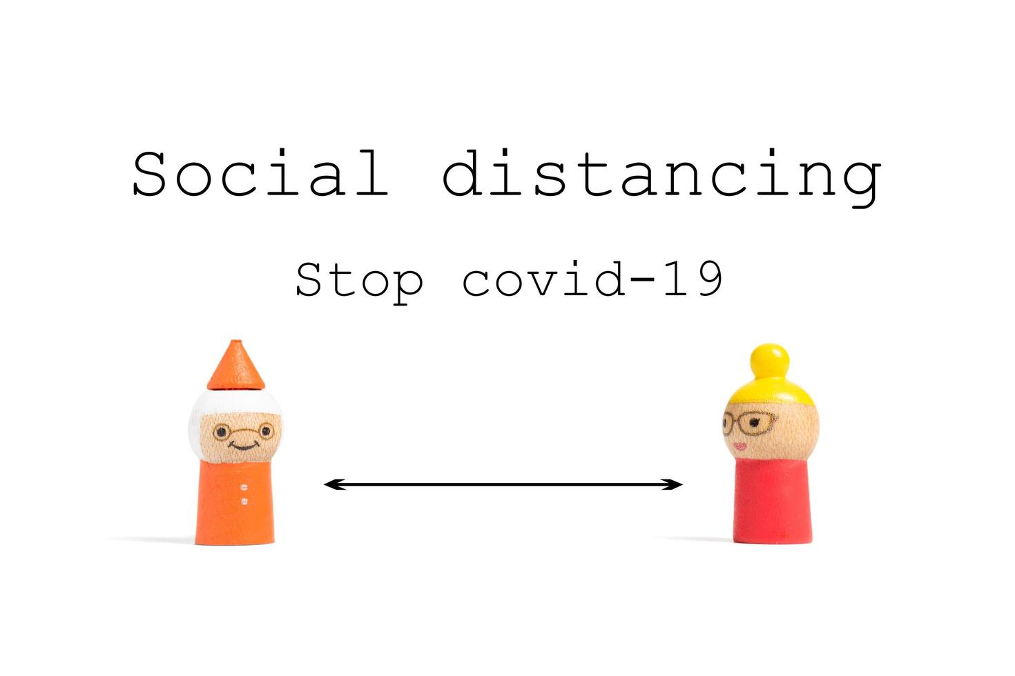 Detener el texto de distanciamiento social covid-19 con personas en miniatura sobre un fondo blanco, concepto de distanciamiento social foto