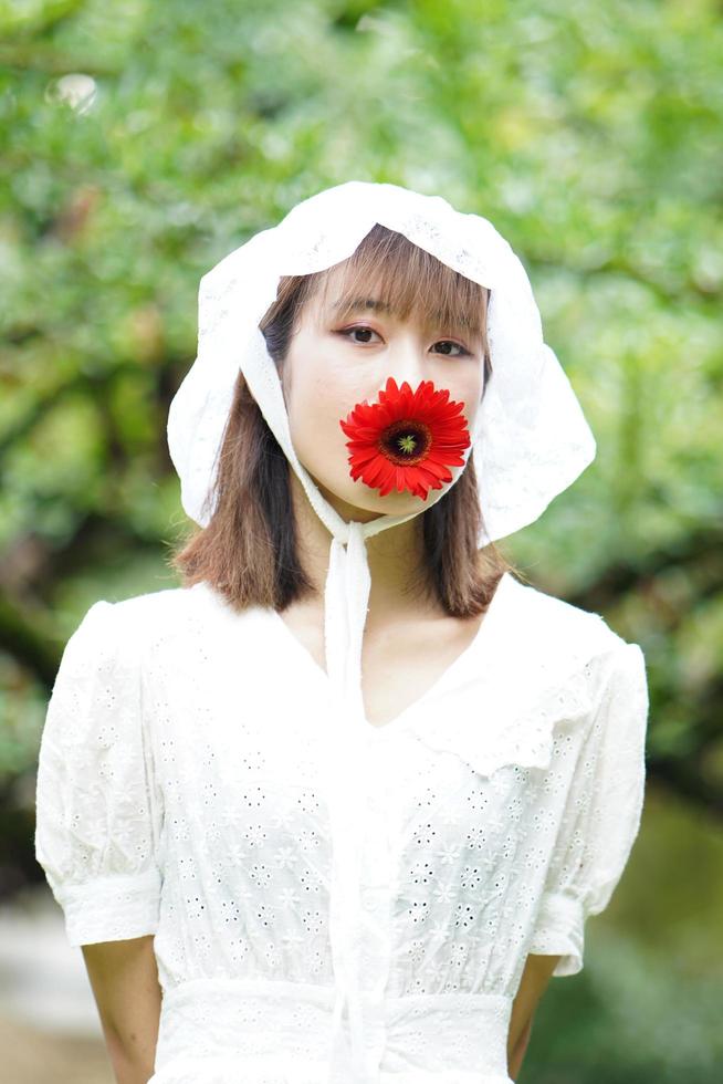 mujer con gerbera roja foto