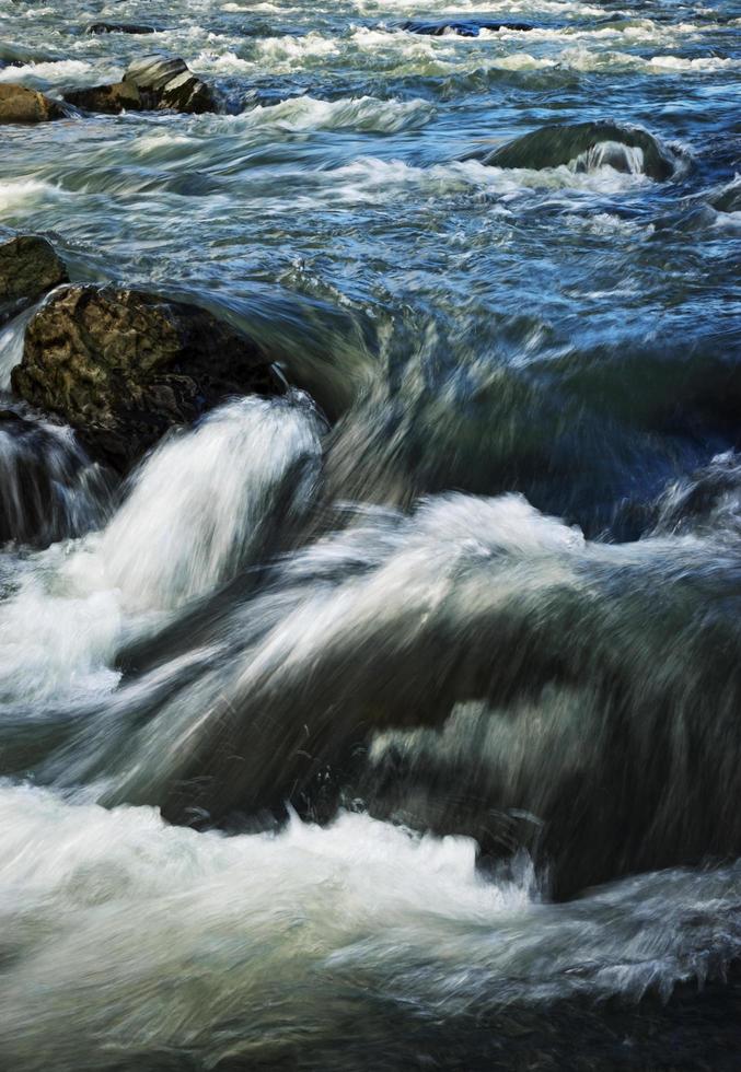 rápidos de agua de río foto