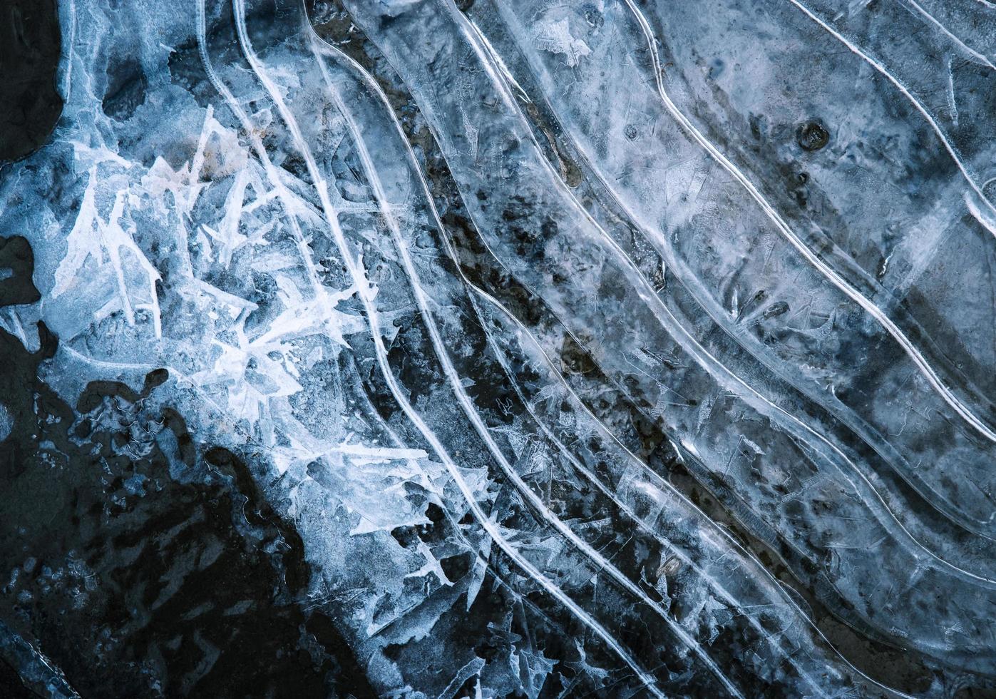 líneas en agua helada foto