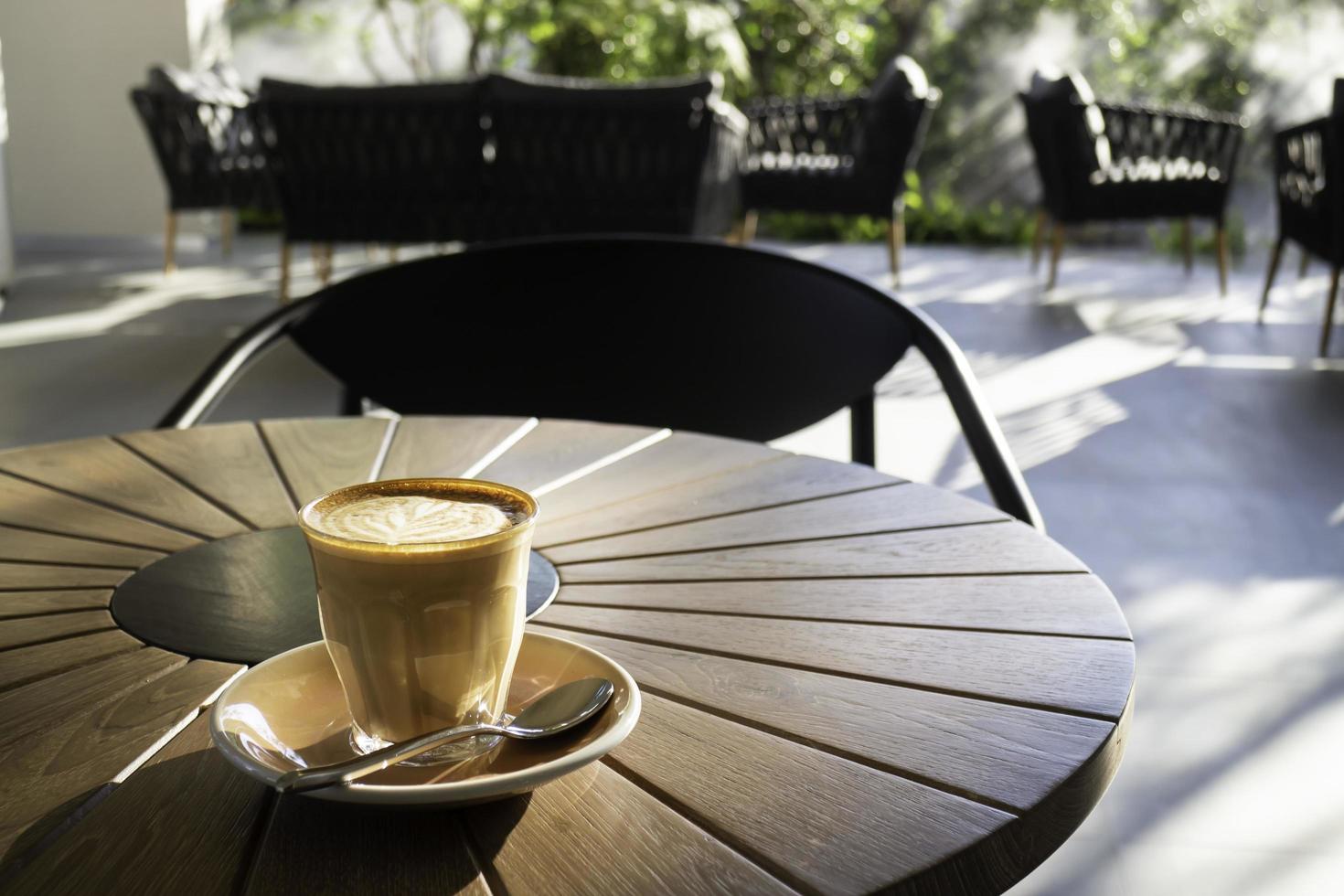 café caliente de la mañana en un café del resort foto