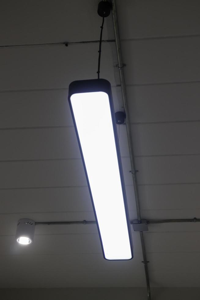 tubo de luces fluorescentes en el techo foto