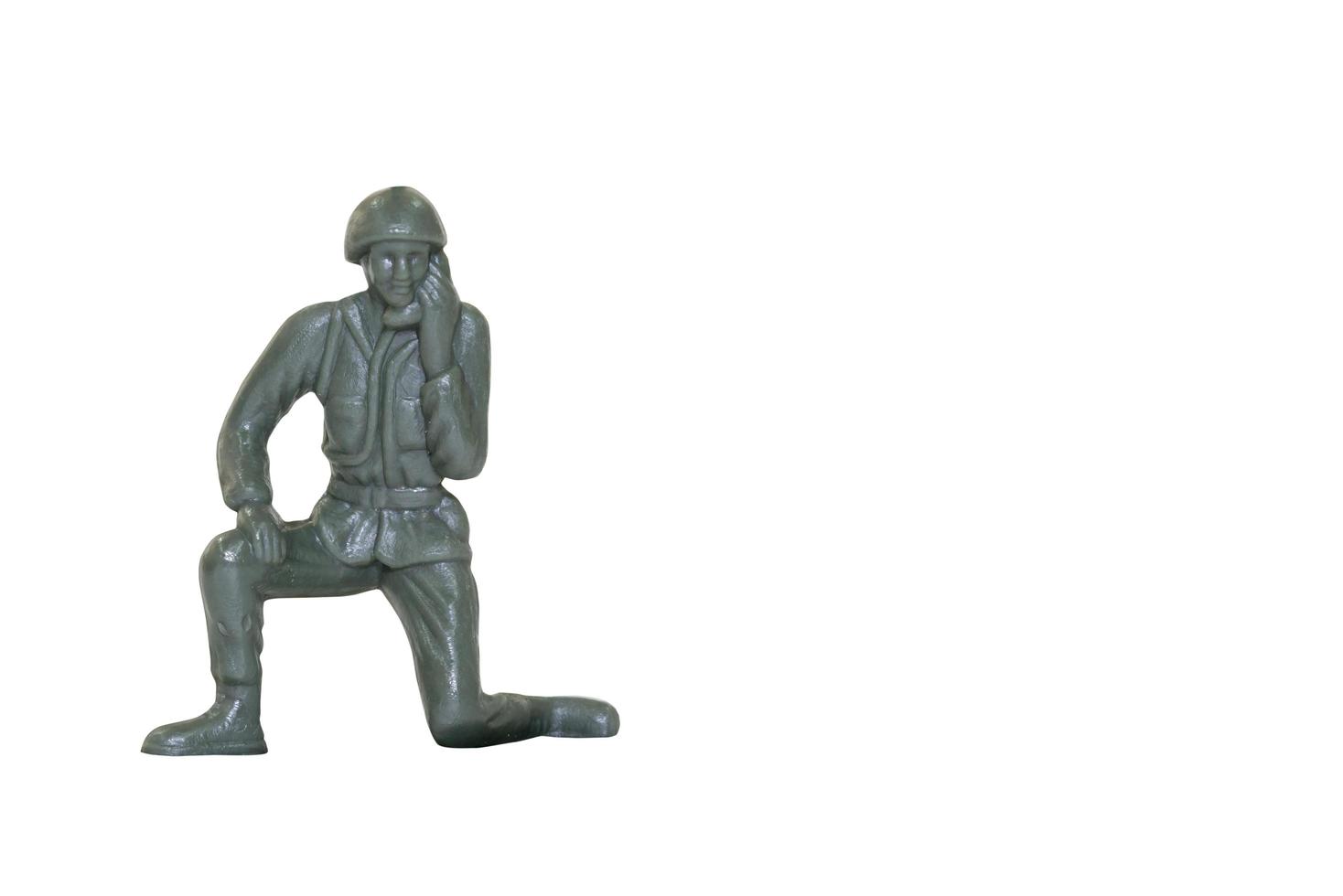 Soldado de juguete en miniatura sobre un fondo blanco. foto