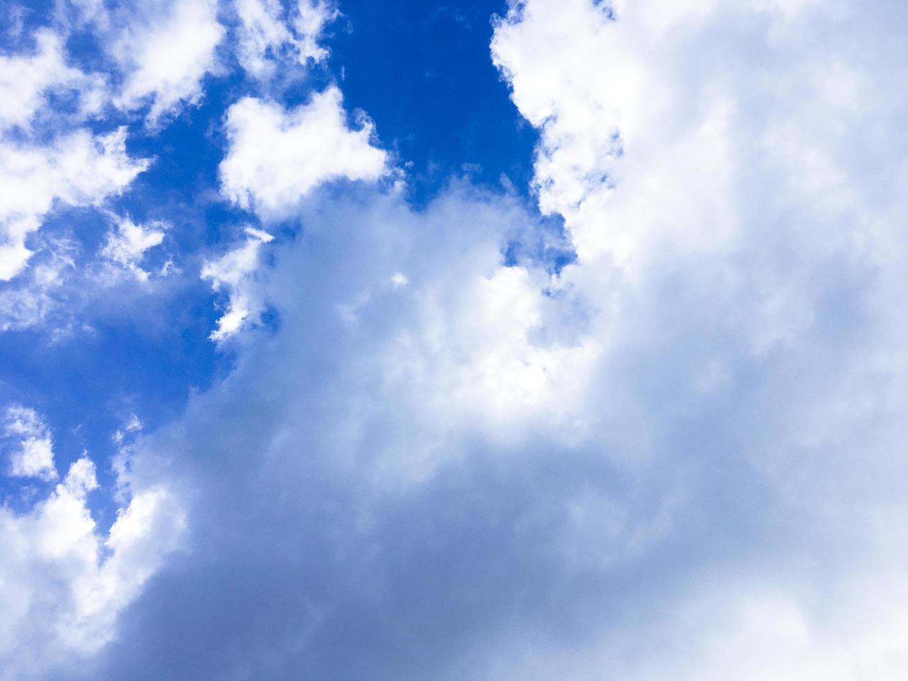 clima de verano y cielo azul de fondo con espacio de copia foto