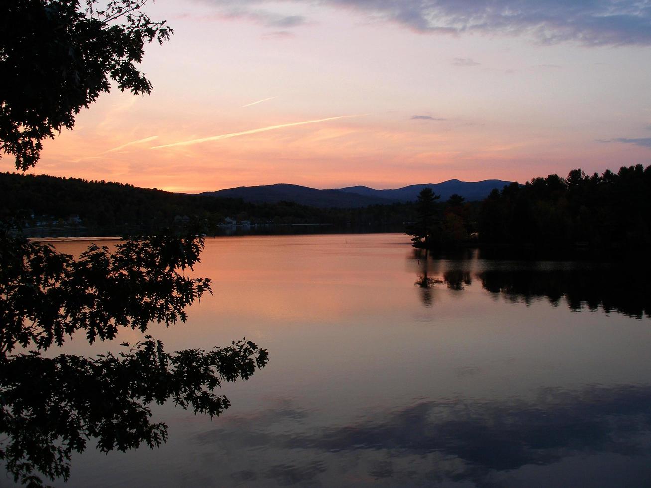 lago en la puesta del sol foto