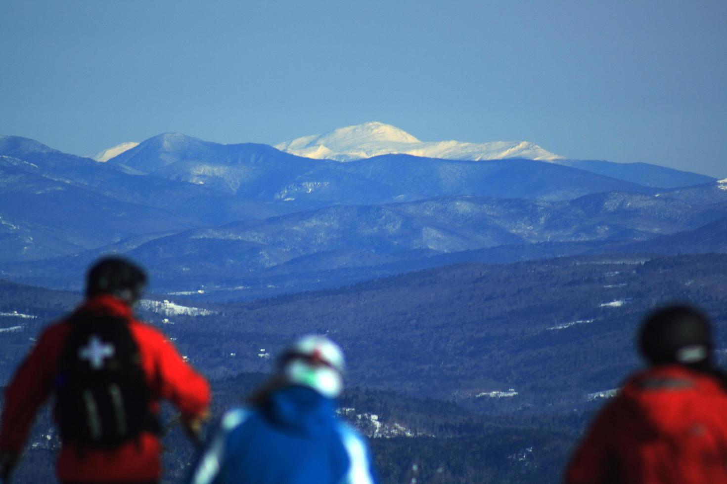 New Hampshire, EE.UU. 2011 - los esquiadores en el resort ven una montaña blanca en la distancia foto