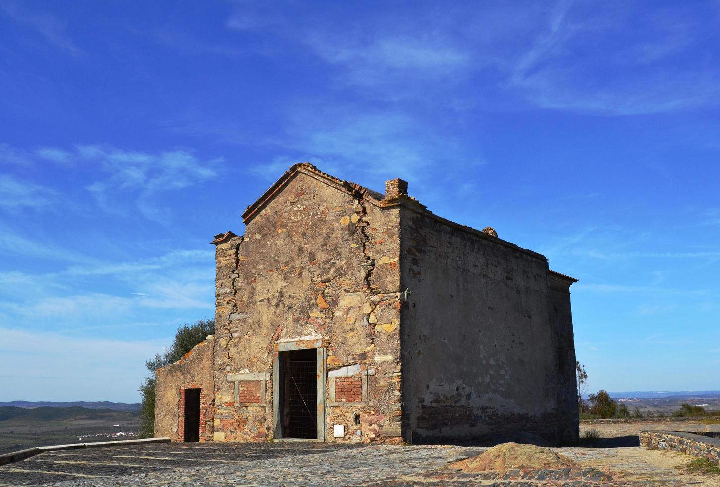 antigua ermita abandonada y en ruinas foto