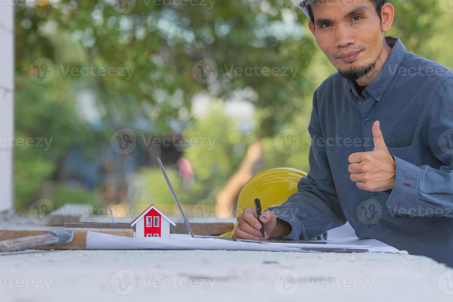 ingeniero arquitectónico diseña la construcción de un edificio para un proyecto de casa foto