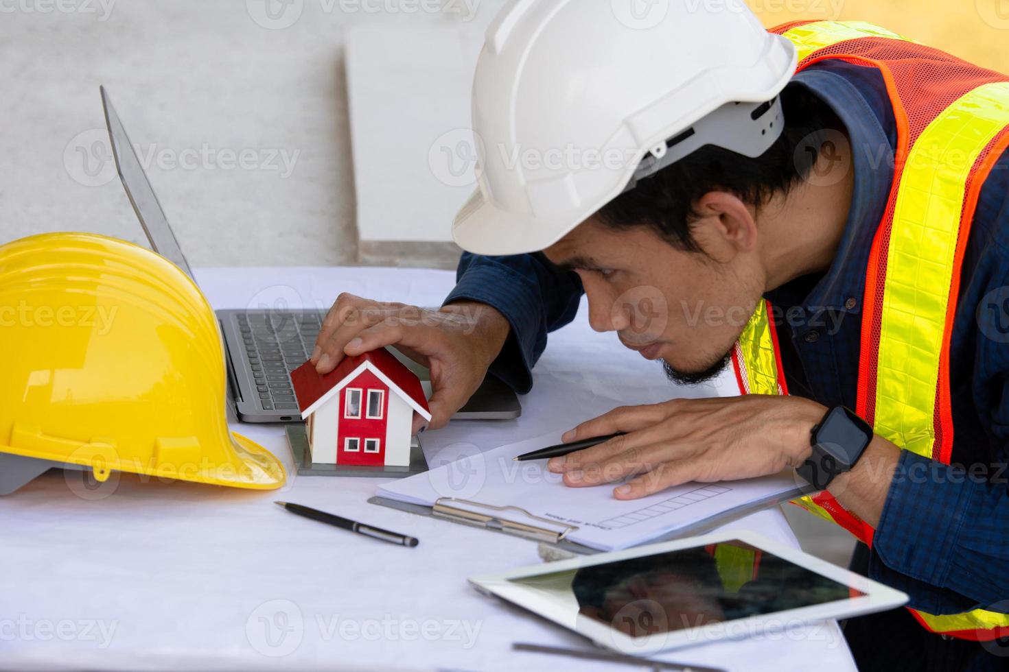 ingeniero arquitectónico diseña la construcción de un edificio para un proyecto de casa foto