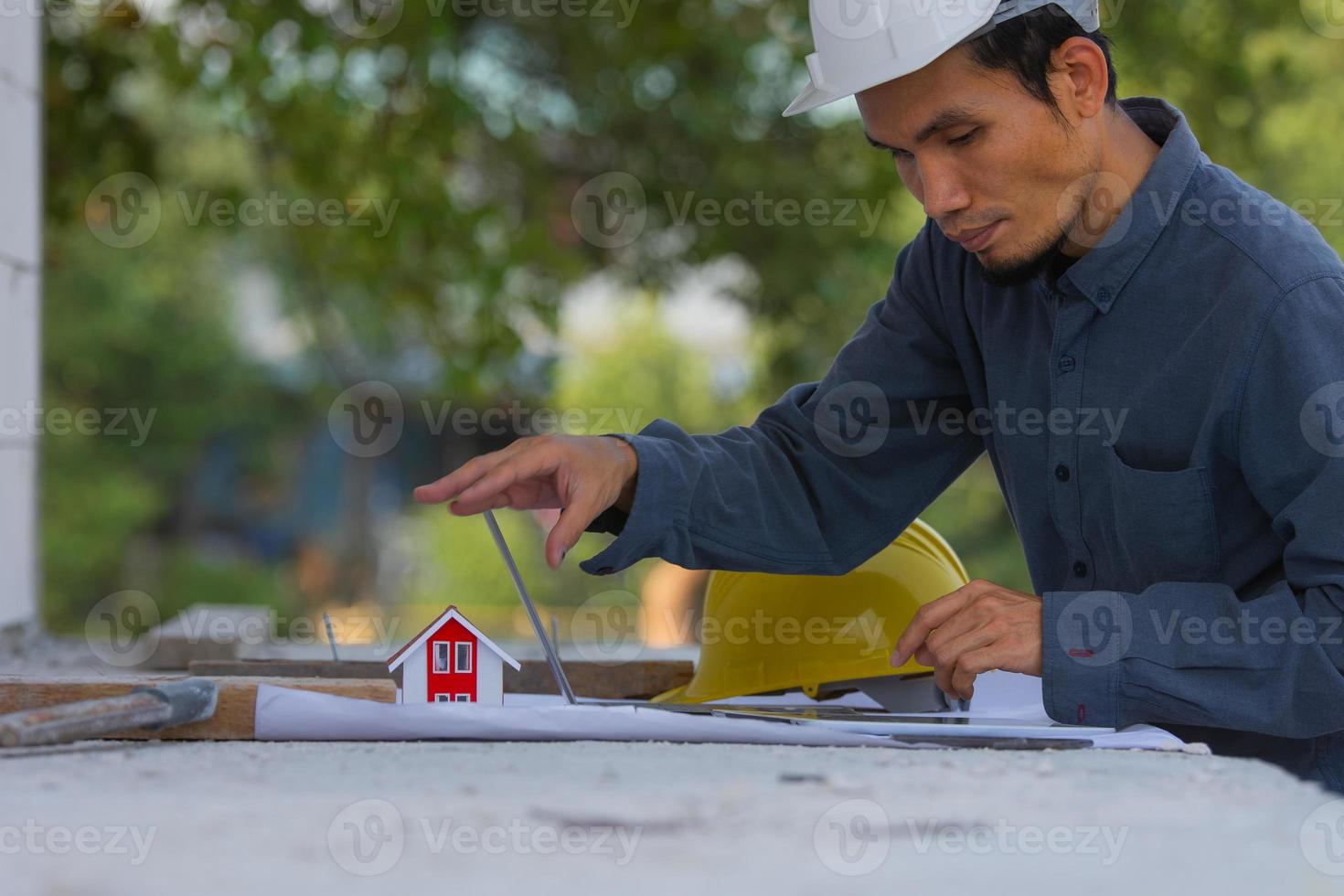 ingeniero arquitectónico diseña la construcción de un edificio para un proyecto de casa foto