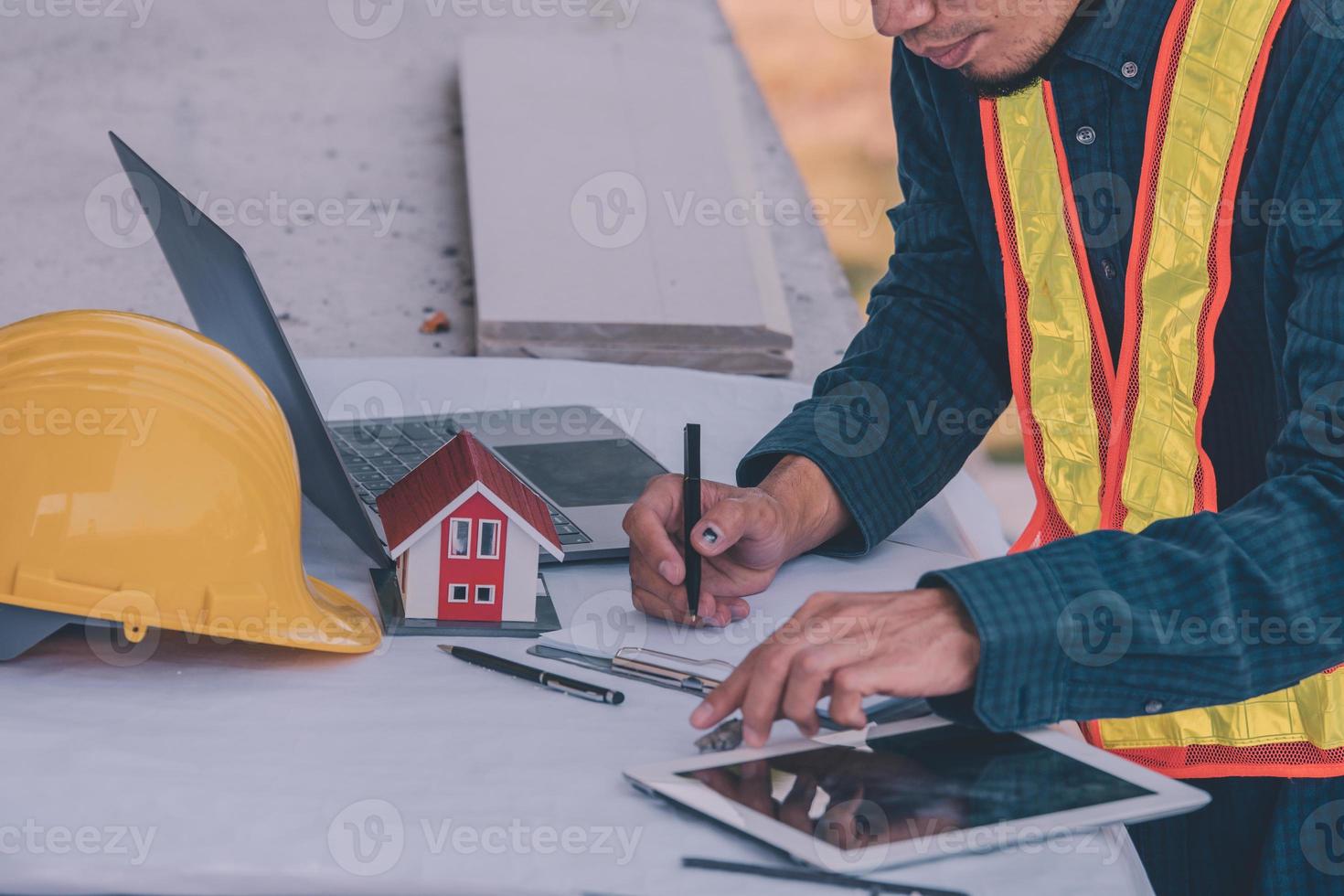 ingeniero arquitectónico diseña la construcción de un edificio para un proyecto de casa foto