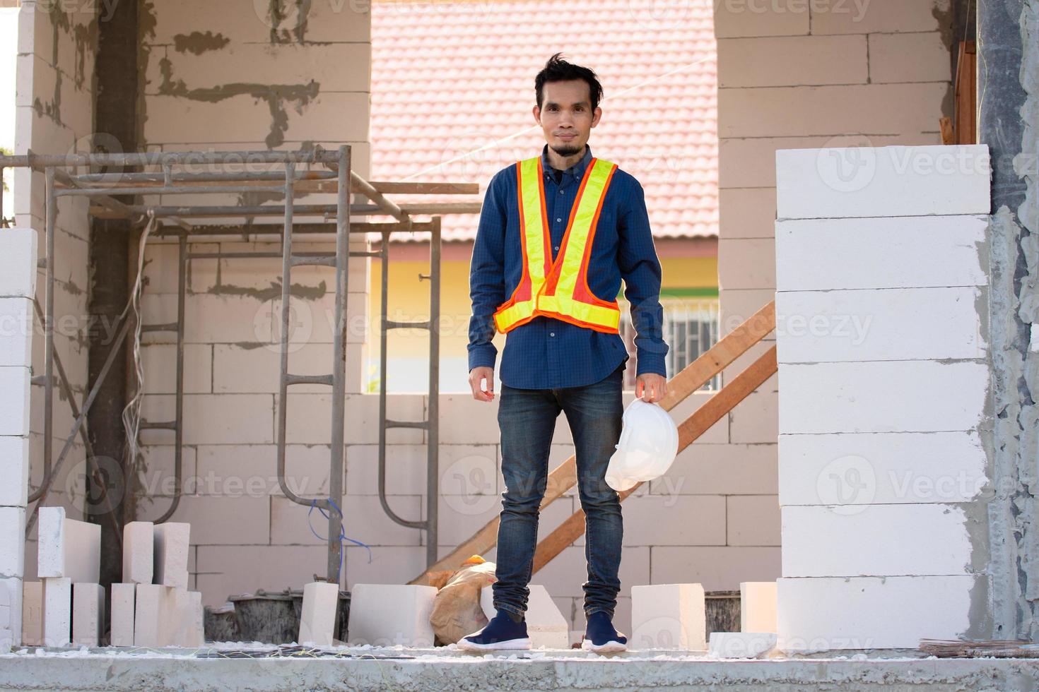 ingeniero arquitectónico se encuentra en la construcción del sitio foto