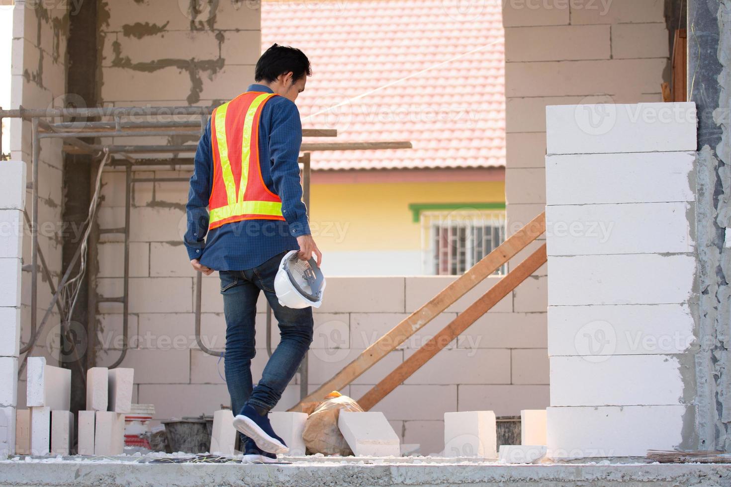 ingeniero arquitectónico se encuentra en la construcción del sitio foto