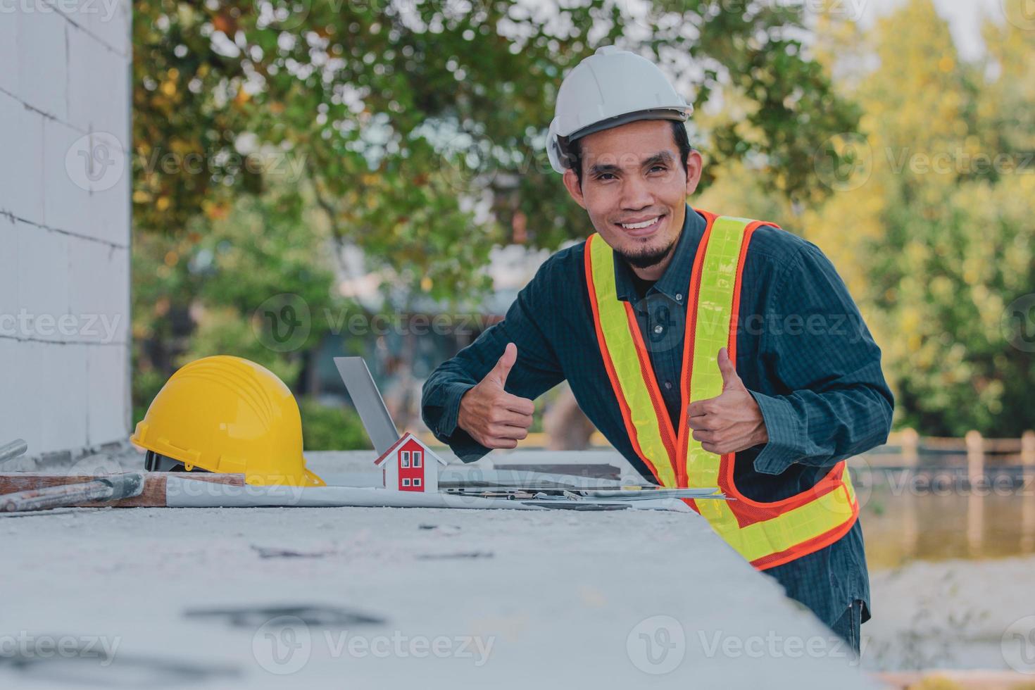 ingeniero arquitectónico diseña la construcción de un edificio para un proyecto de casa foto