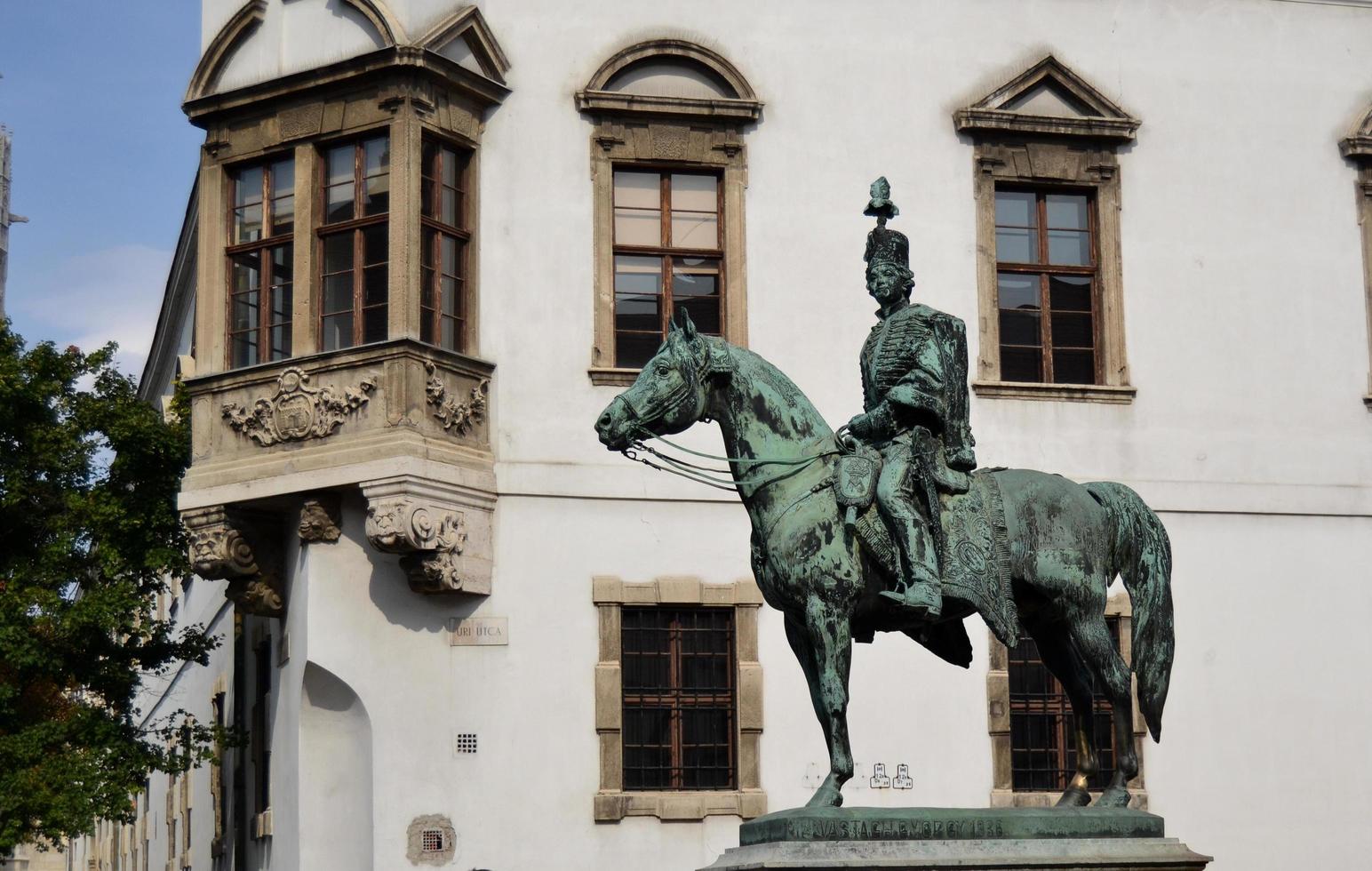 Estatua en homenaje a Andras Hadik en el distrito del castillo de Buda, Budapest foto