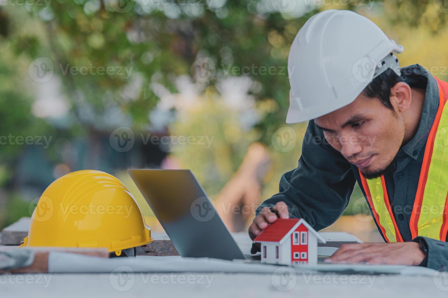 ingeniero arquitectónico diseña la construcción de un edificio para un proyecto de casa foto