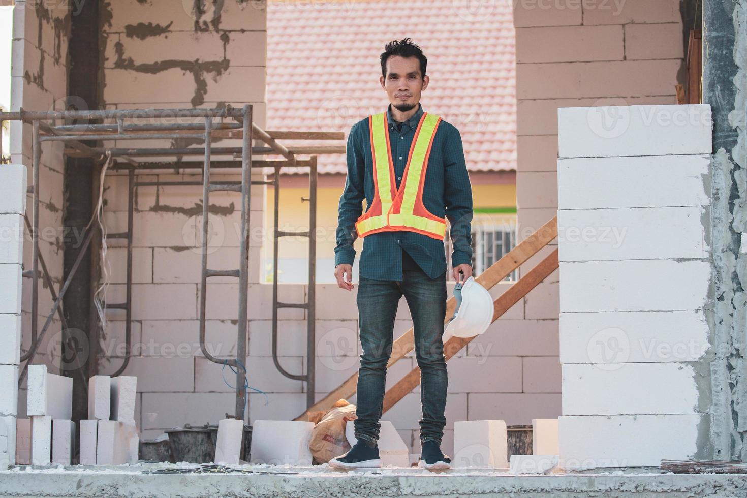 ingeniero arquitectónico se encuentra en la construcción del sitio foto