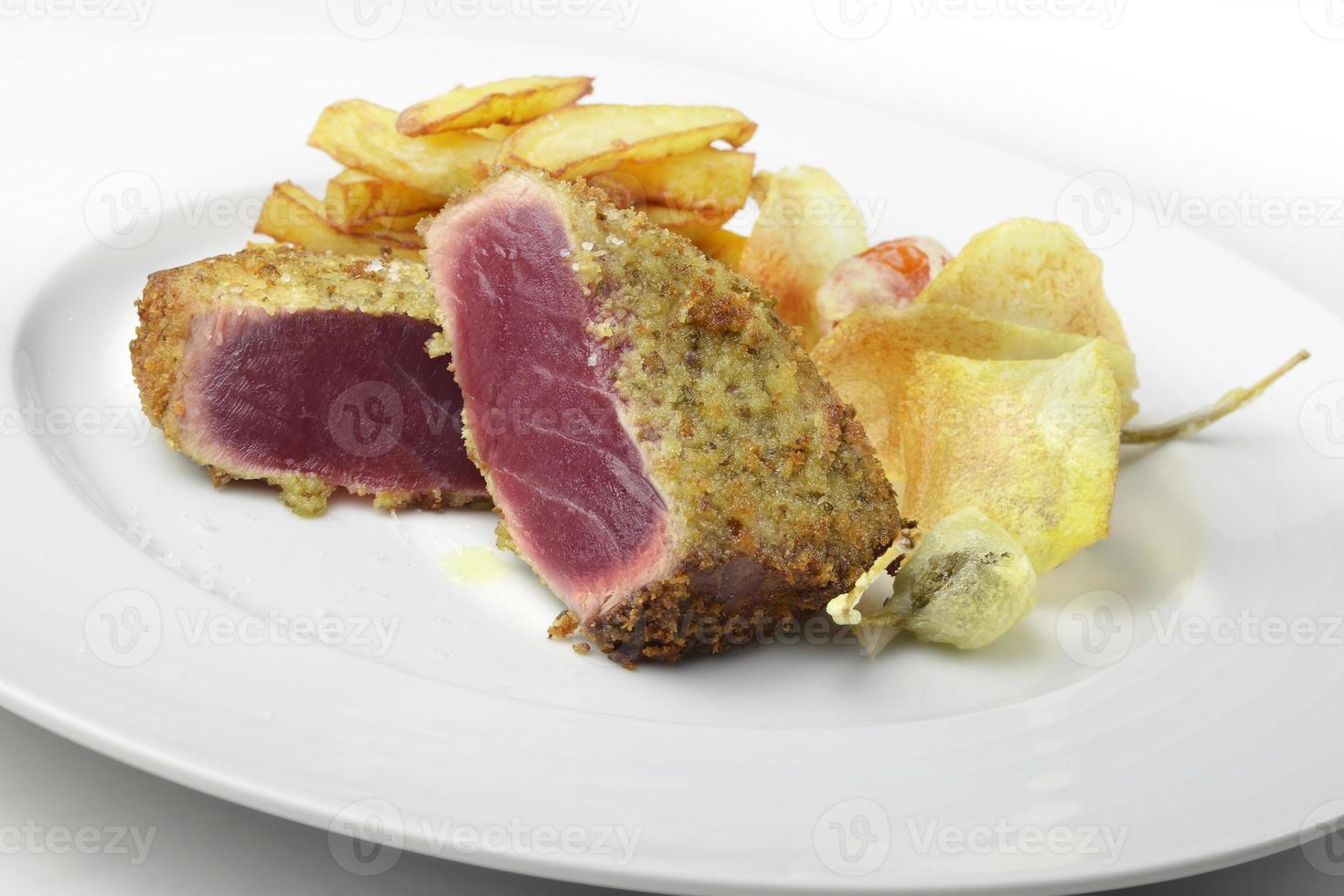 plato de pescado escalope atún rojo empanado alcaparras y patatas foto