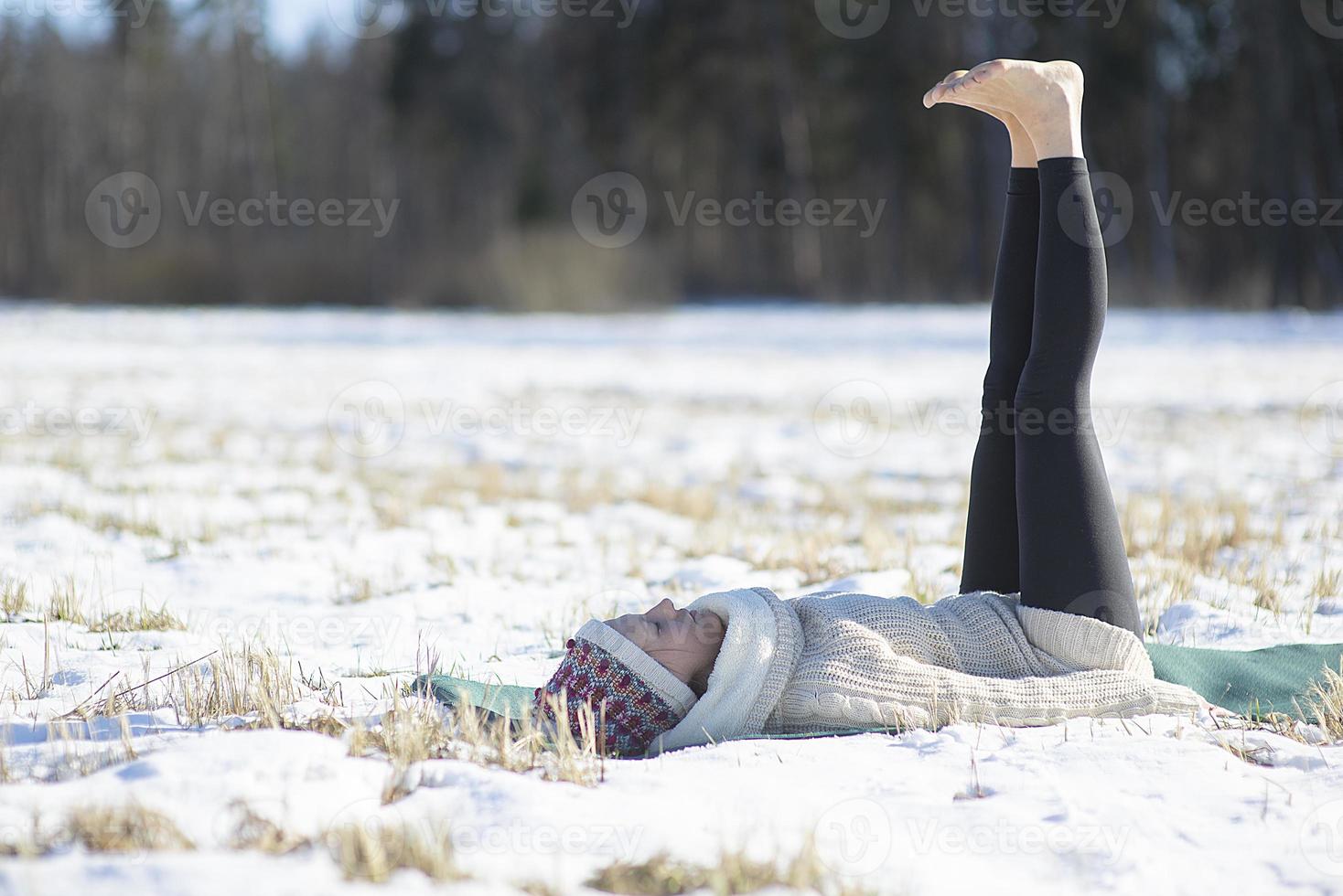 Una joven atlética realiza ejercicios de yoga y meditación al aire libre foto