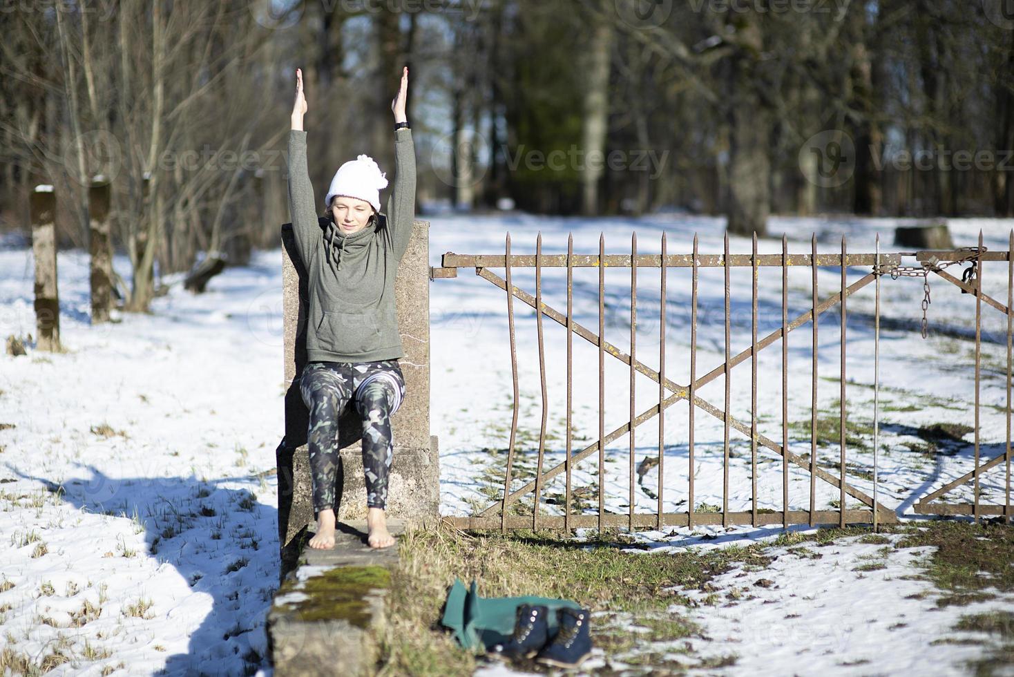 Una joven atlética realiza ejercicios de yoga y meditación al aire libre foto