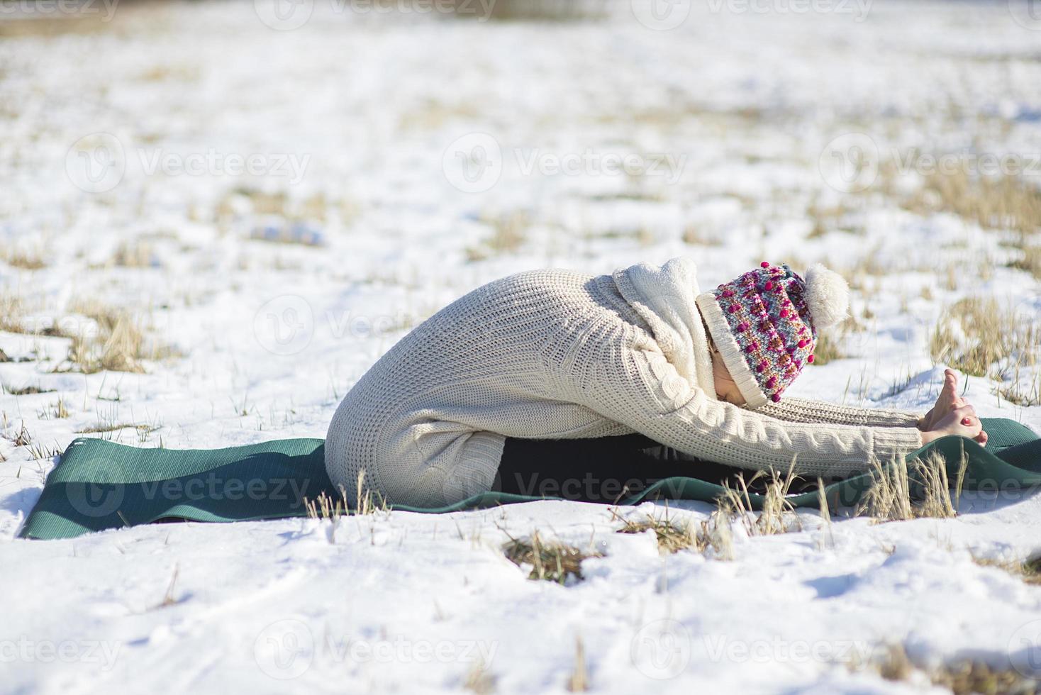 Una joven atlética realiza ejercicios de yoga y meditación al aire libre foto