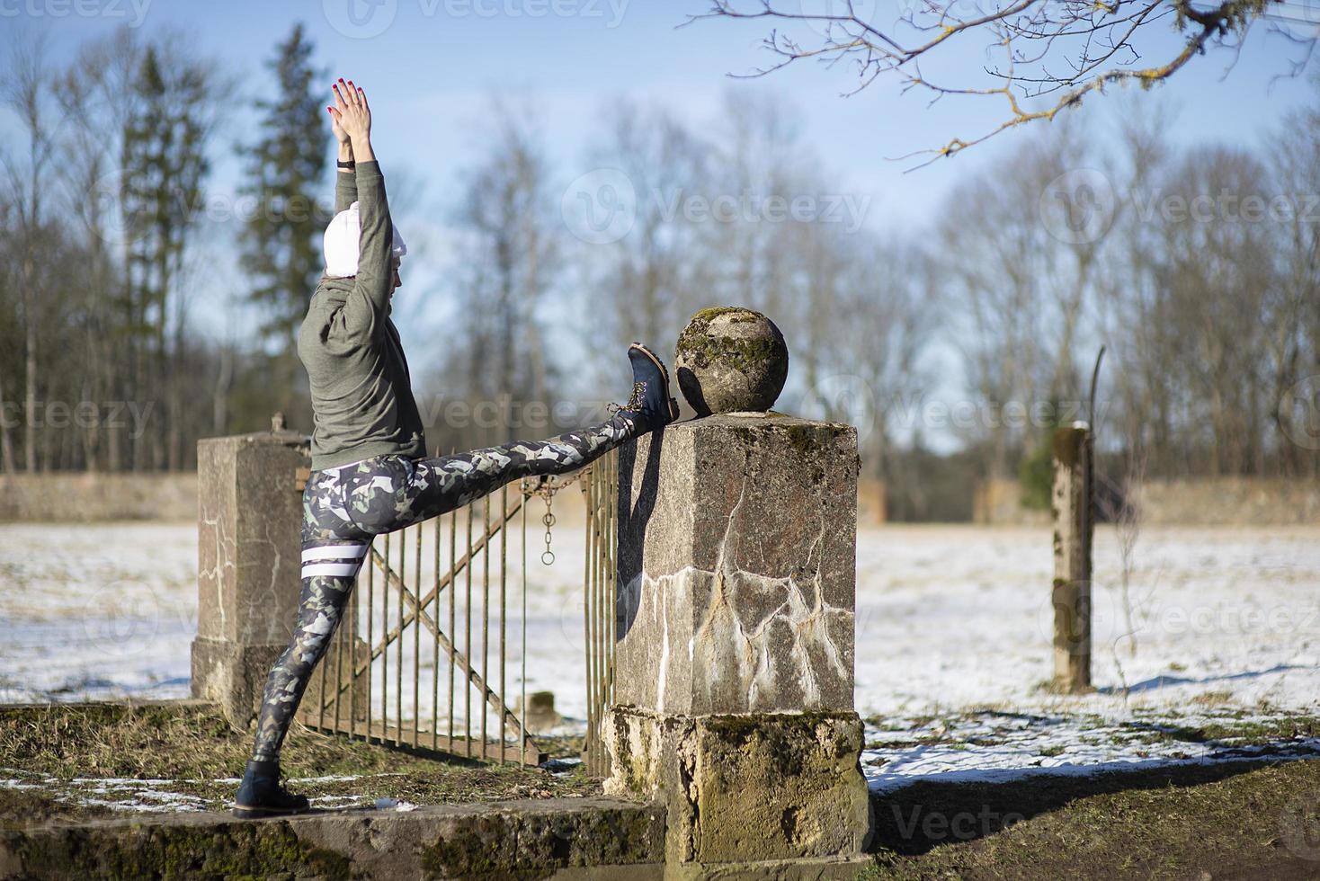 Una joven atlética realiza ejercicios de yoga y meditación al aire libre foto