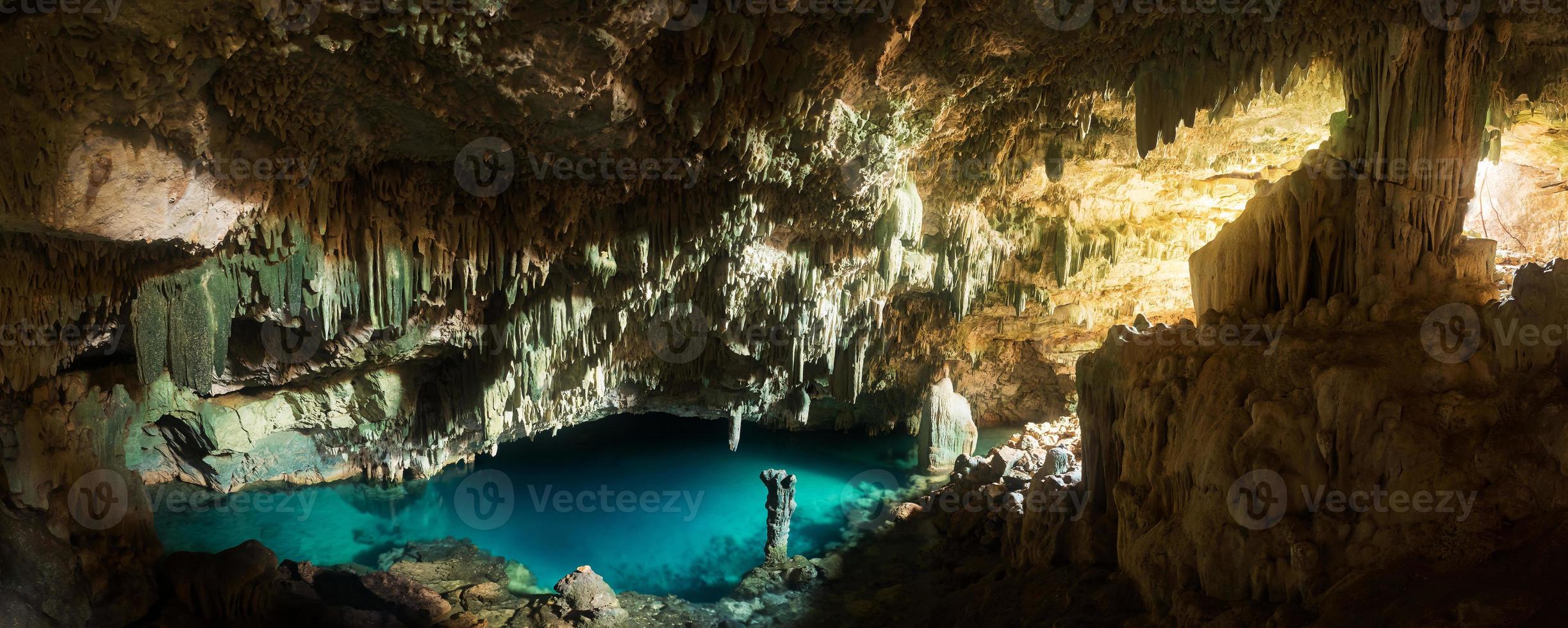 Cueva rangko en la isla de flores, labuan bajo, indonesia foto