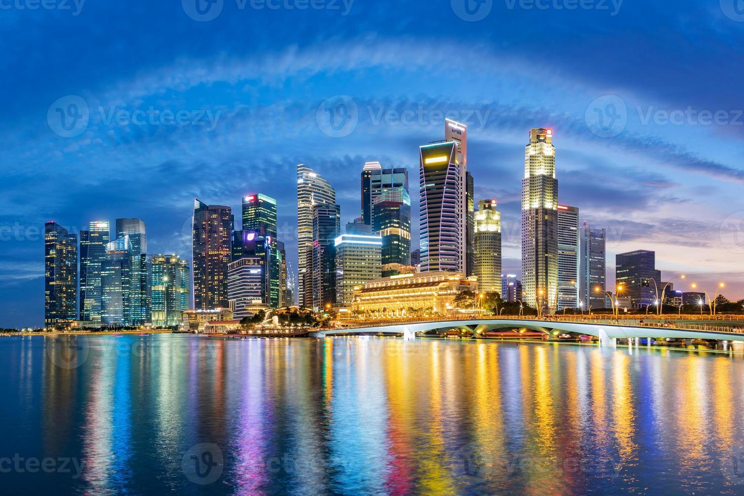Horizonte del distrito financiero de Singapur en Marina Bay foto
