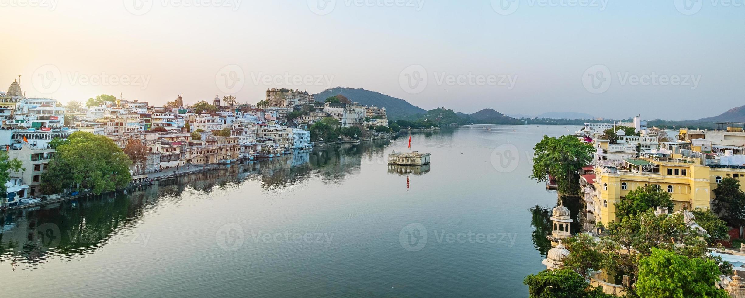 La ciudad de Udaipur en el lago Pichola por la mañana, Rajasthan, India foto