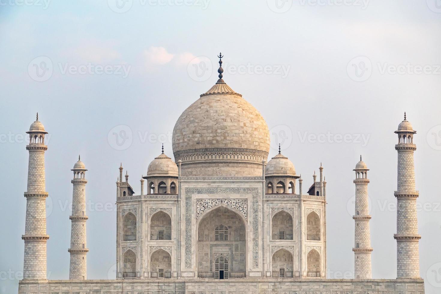 Vista frontal del Taj Mahal en Agra, Uttar Pradesh, India foto