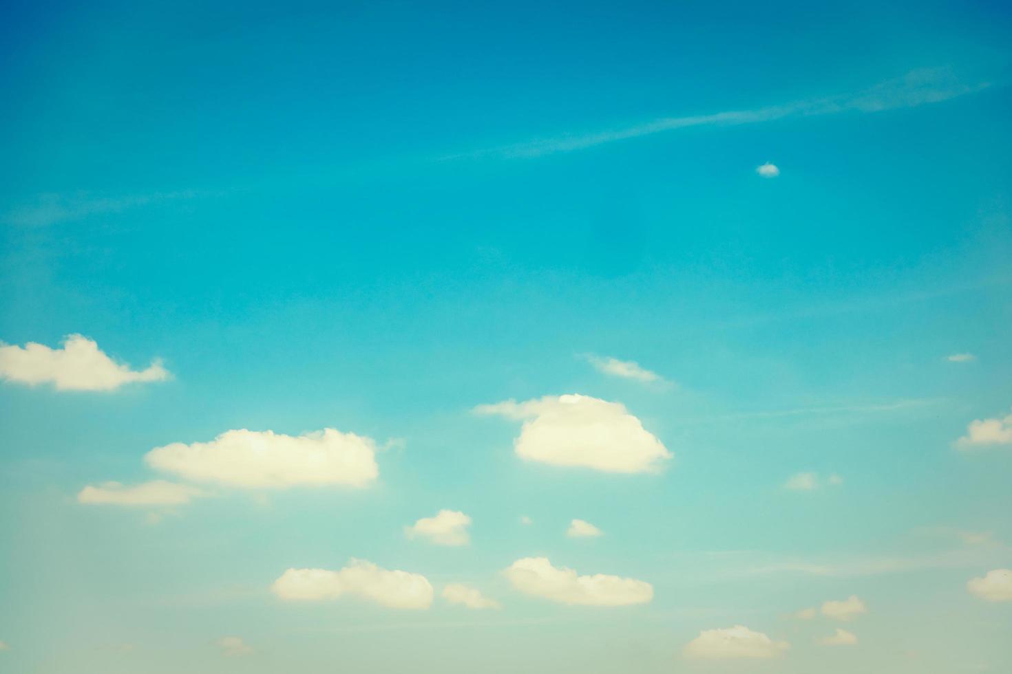 nubes blancas en el cielo azul foto