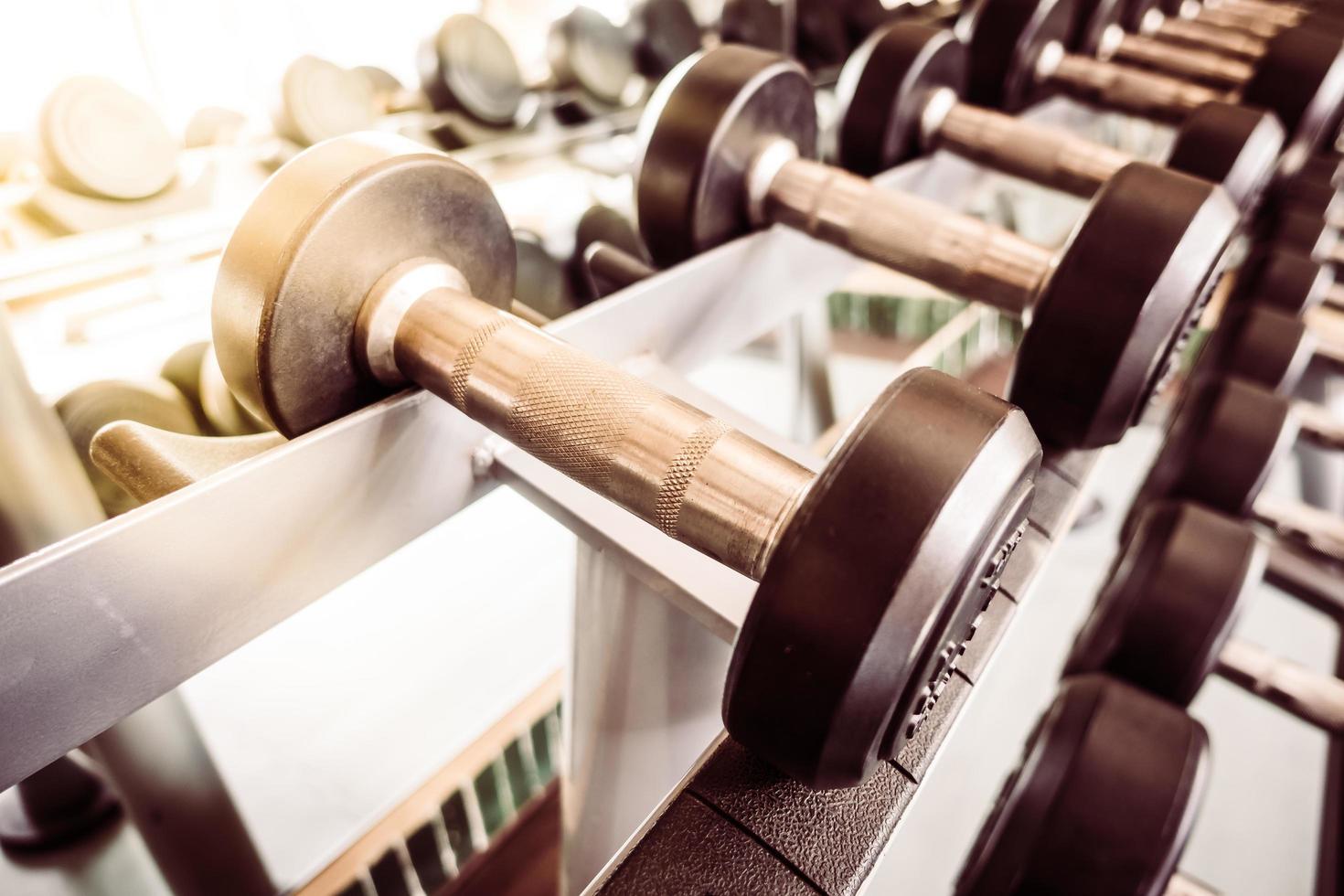 Equipo con mancuernas en el gimnasio. foto