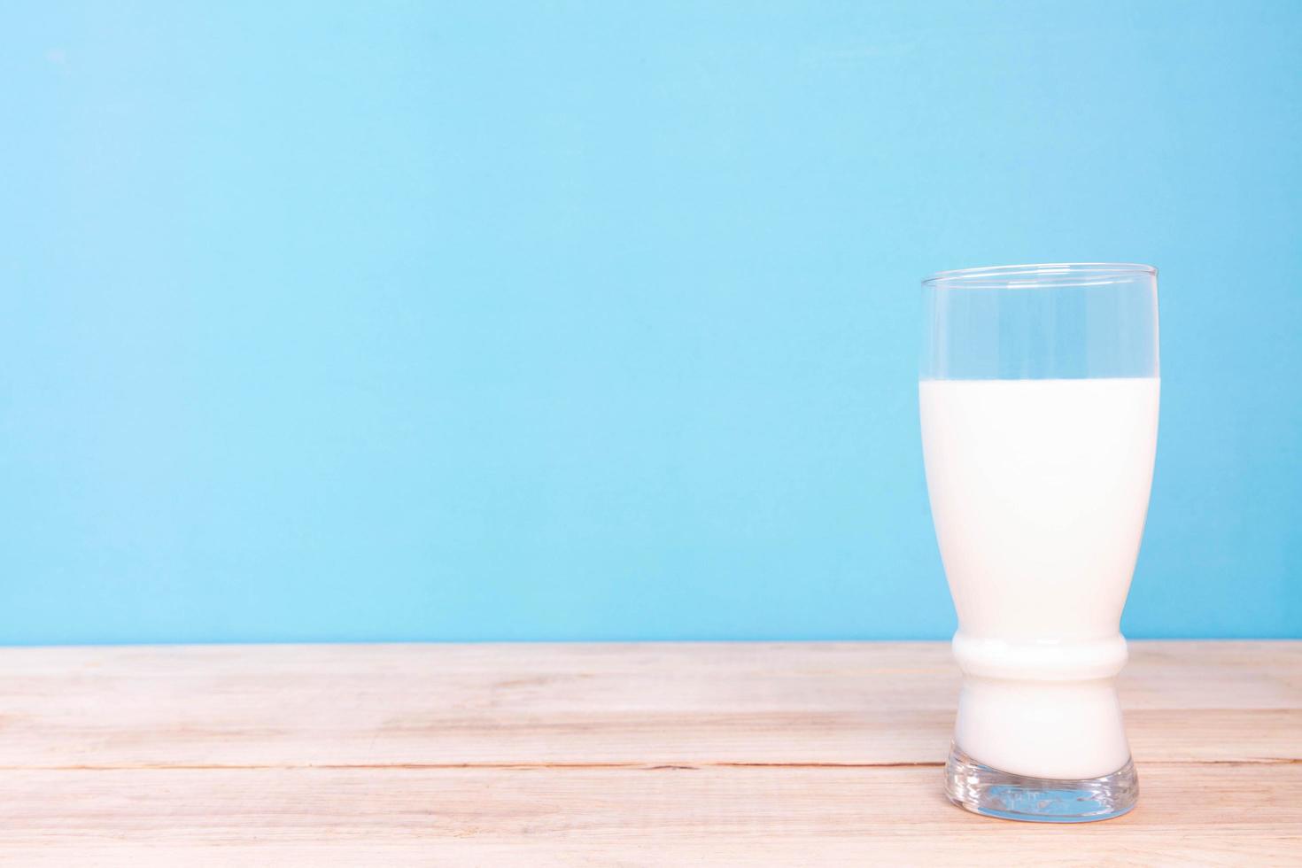 leche en una mesa con espacio de copia foto