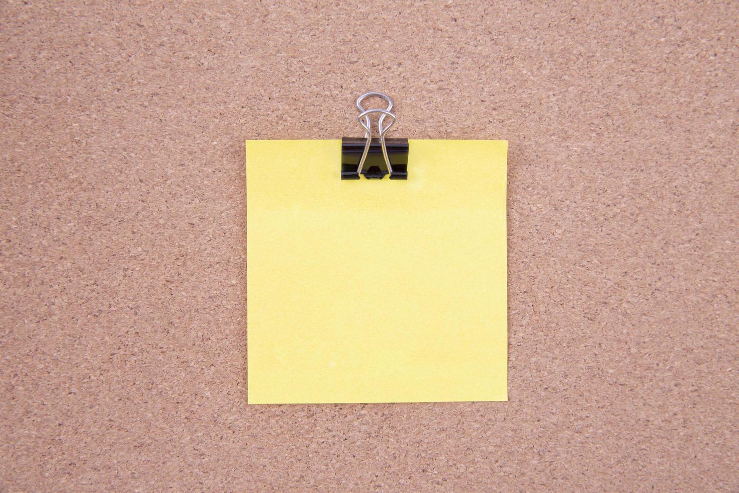 nota adhesiva amarilla en un panel de corcho foto