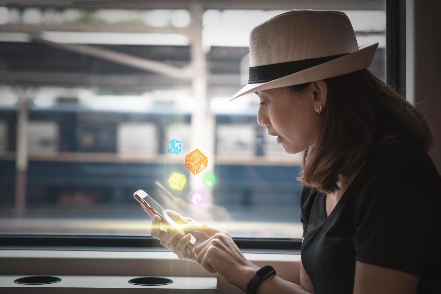 mujer con smartphone en un tren foto