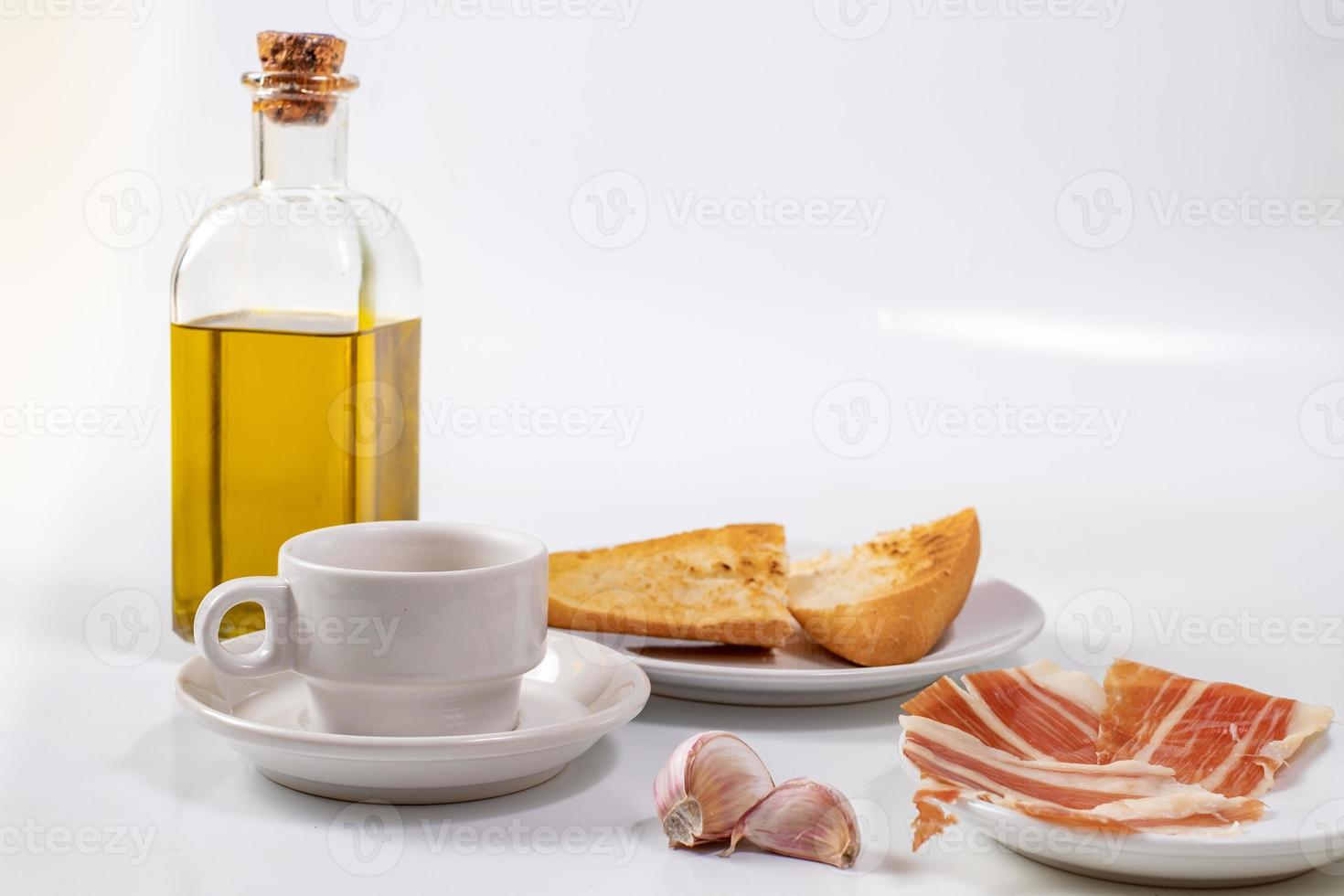 Desayuno andaluz sobre fondo blanco. foto