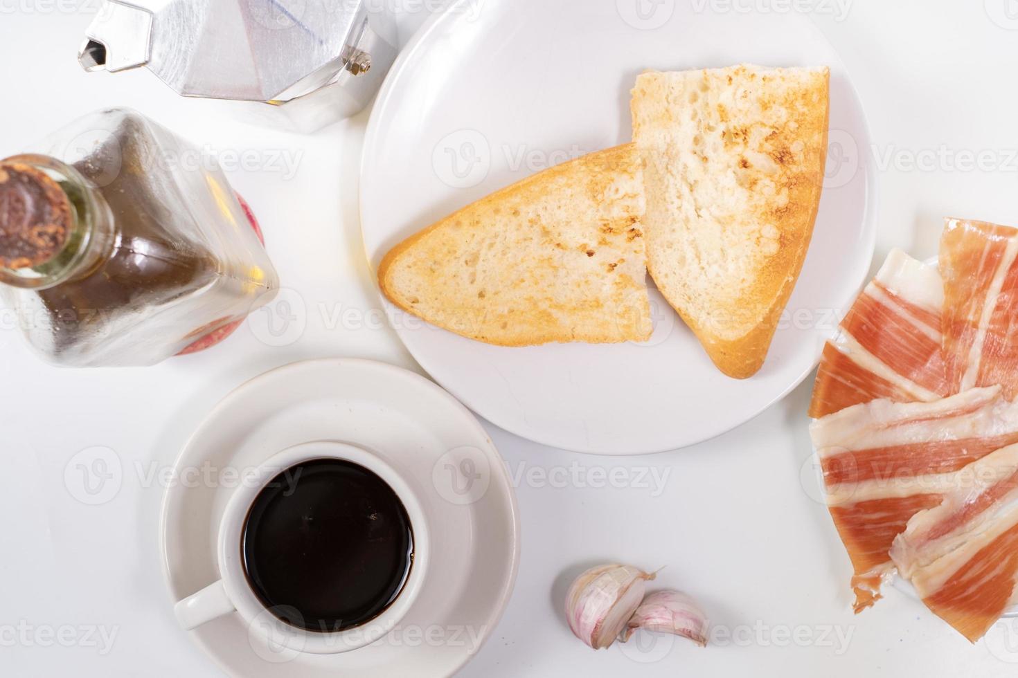 Desayuno andaluz sobre fondo blanco. foto