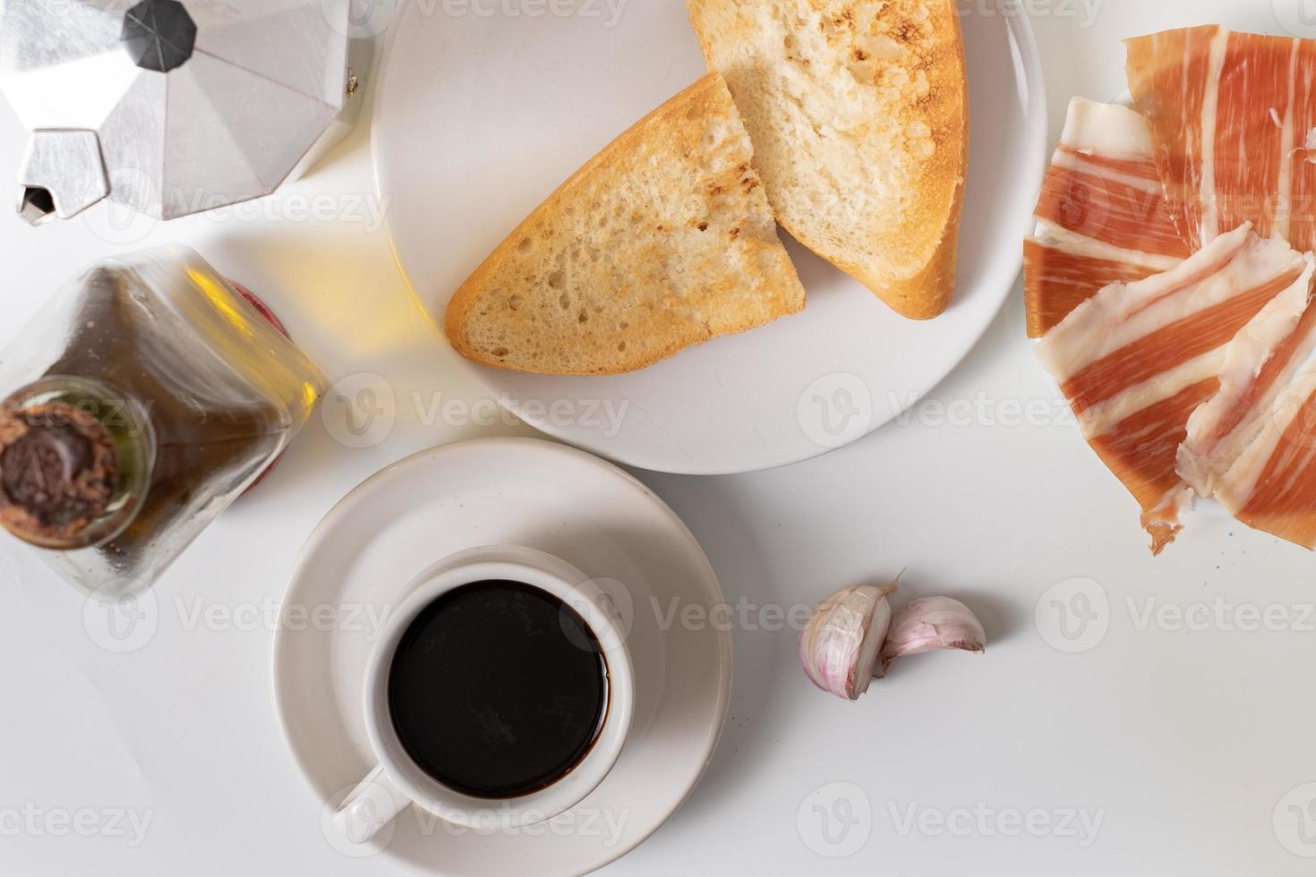 Desayuno andaluz sobre fondo blanco. foto