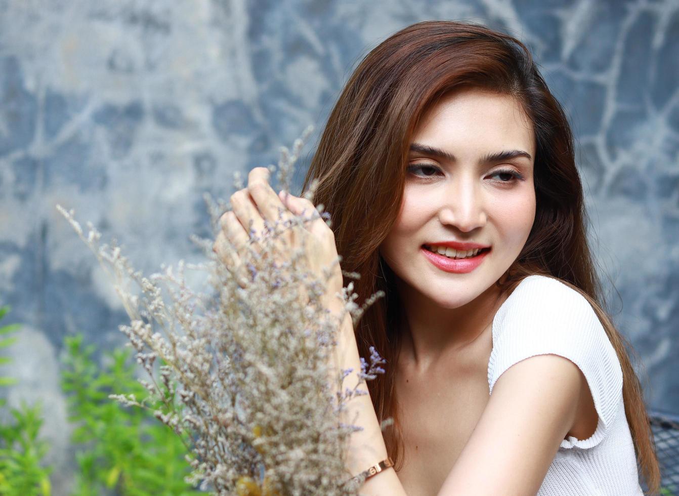 mujer posando con flores foto