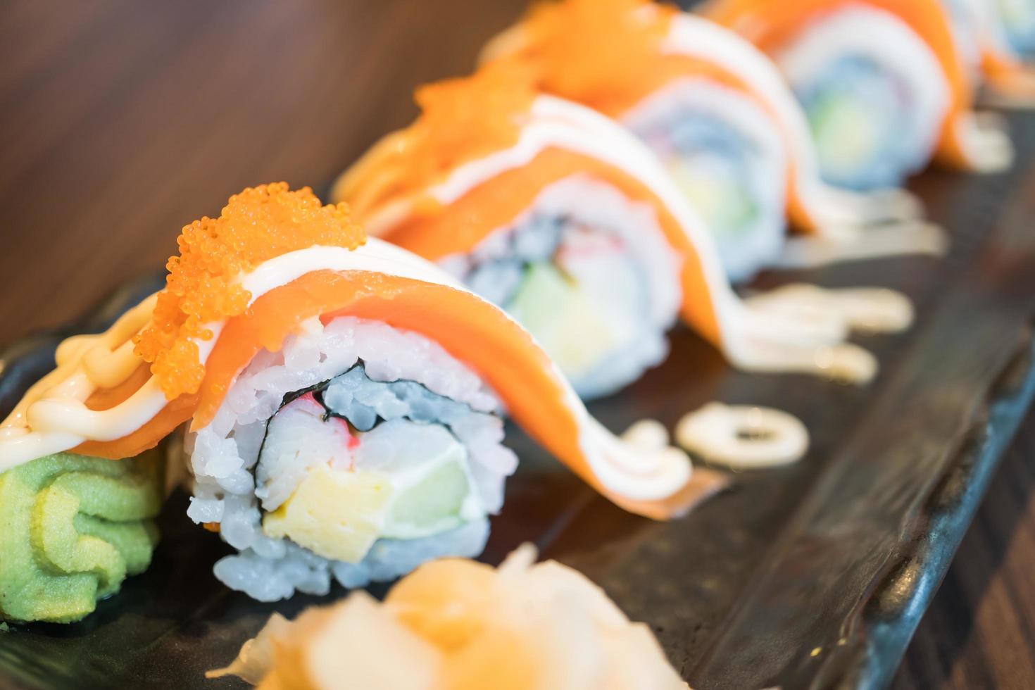 rollo de sushi de salmón, comida tradicional japonesa foto