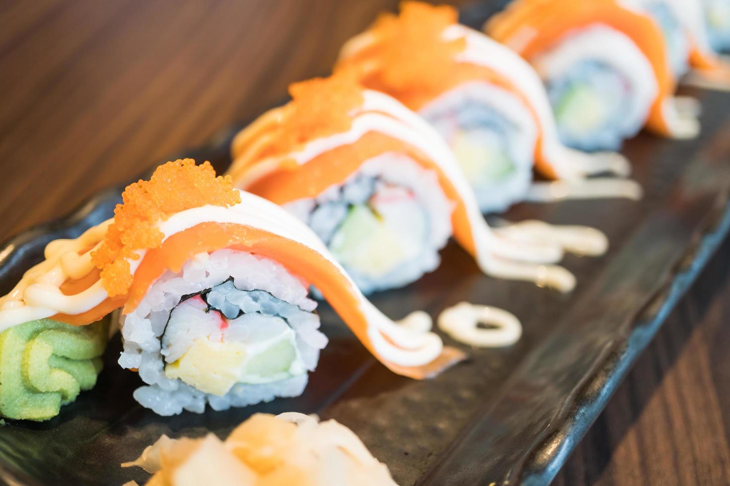 rollo de sushi de salmón, comida tradicional japonesa foto