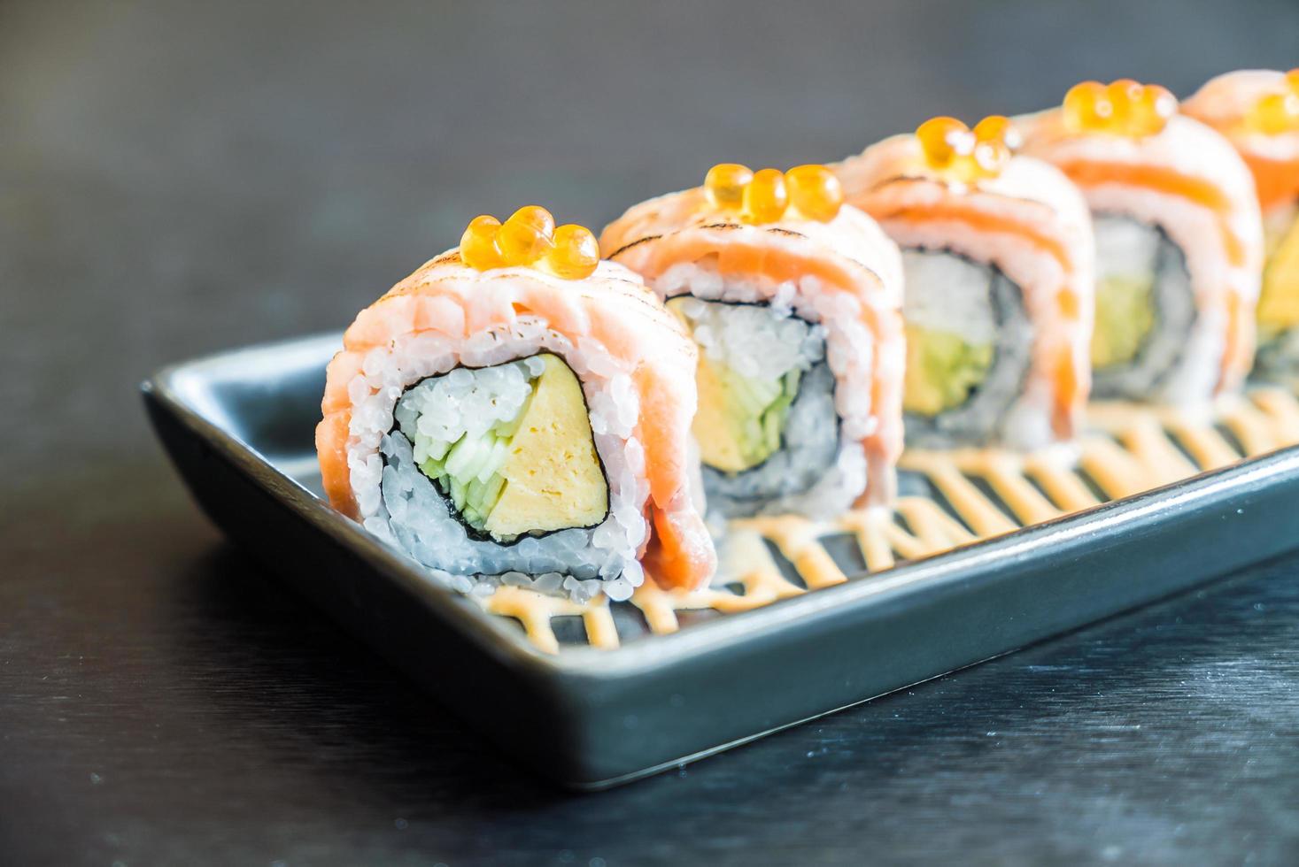 rollo de sushi de salmón, comida tradicional japonesa foto