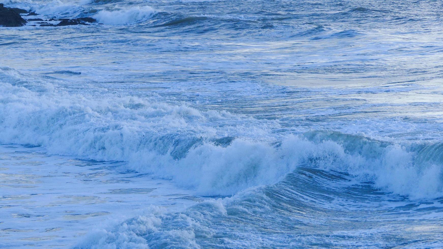 olas en la noche foto