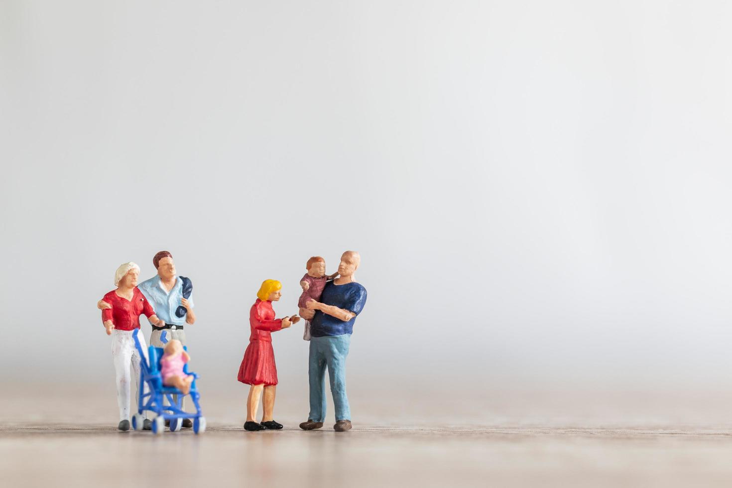 Padres en miniatura con niños caminando al aire libre, concepto de familia feliz foto