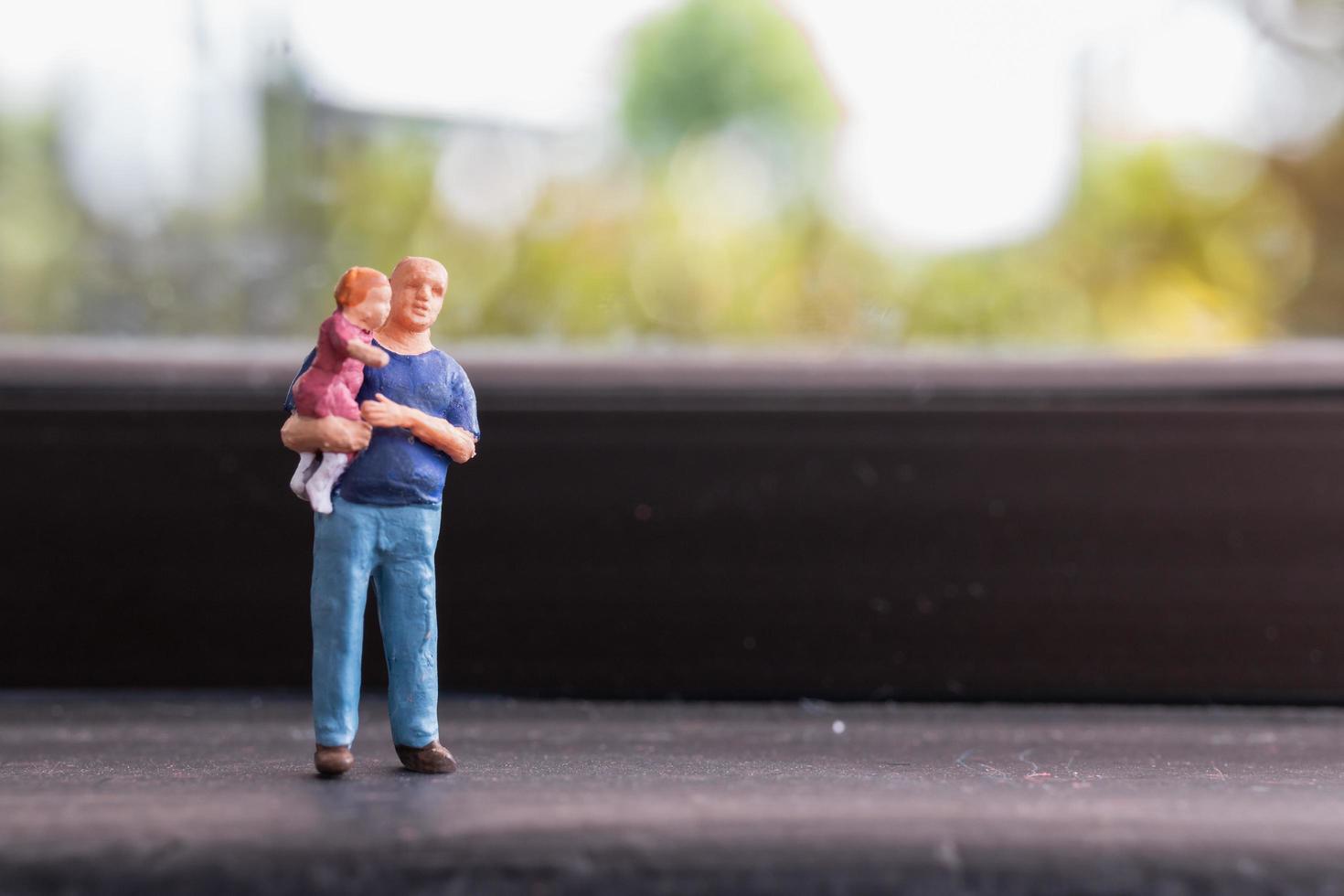 Padres en miniatura con niños caminando al aire libre, concepto de familia feliz foto