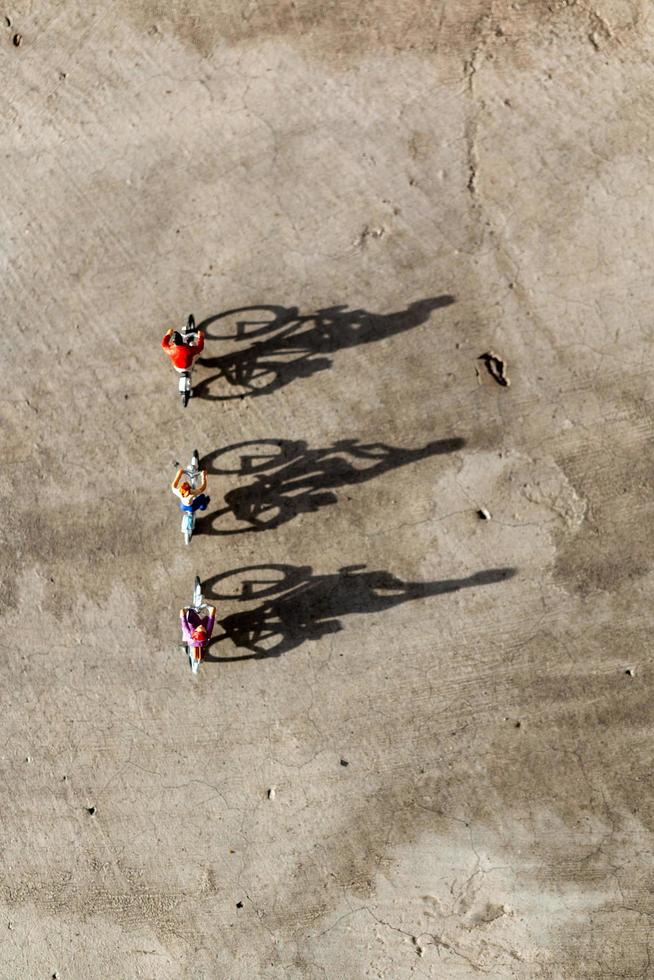 Viajeros en miniatura en bicicleta, concepto de estilo de vida saludable foto