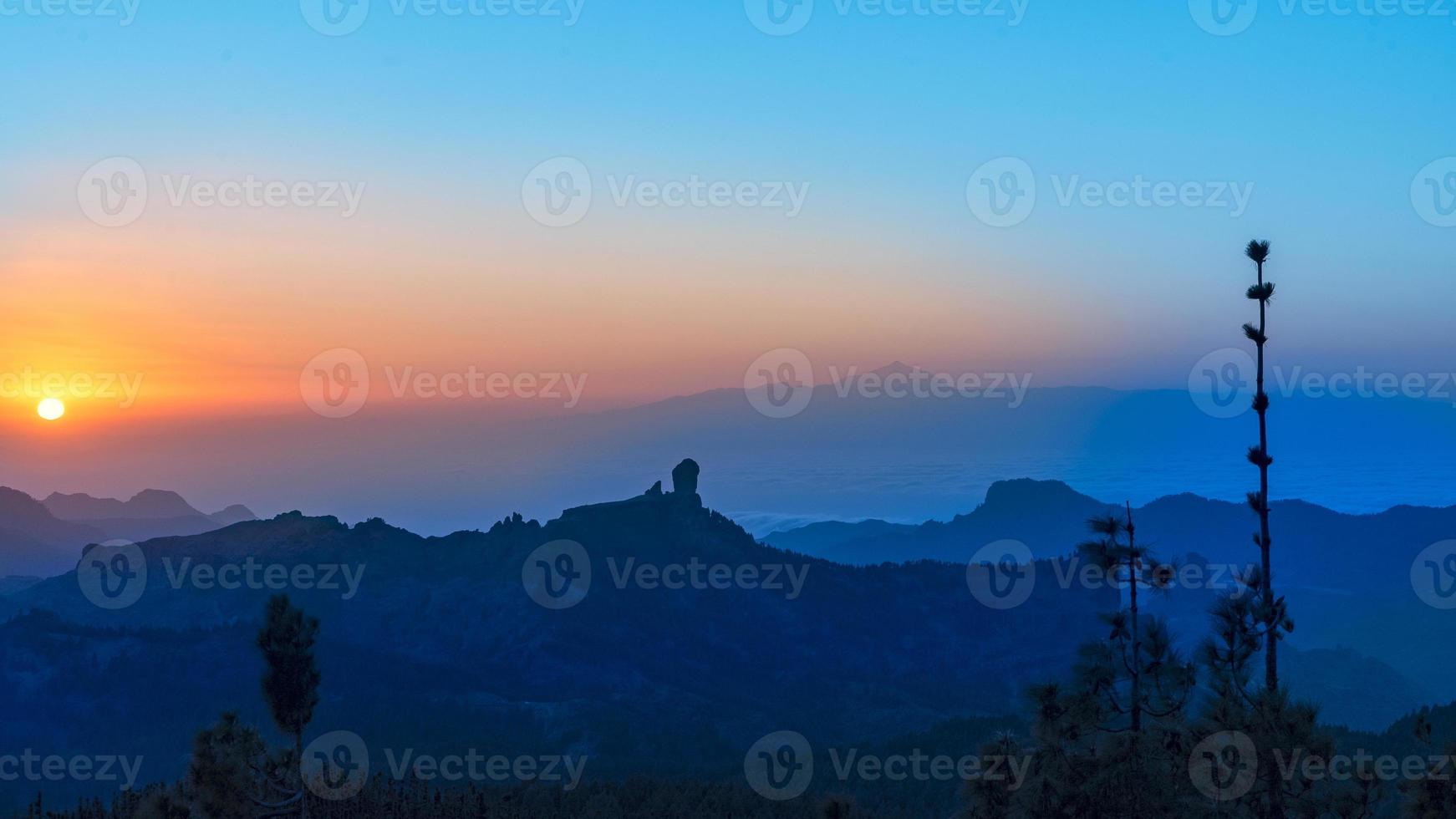 Atardecer en las montañas de Gran Canaria con el Teide al fondo foto