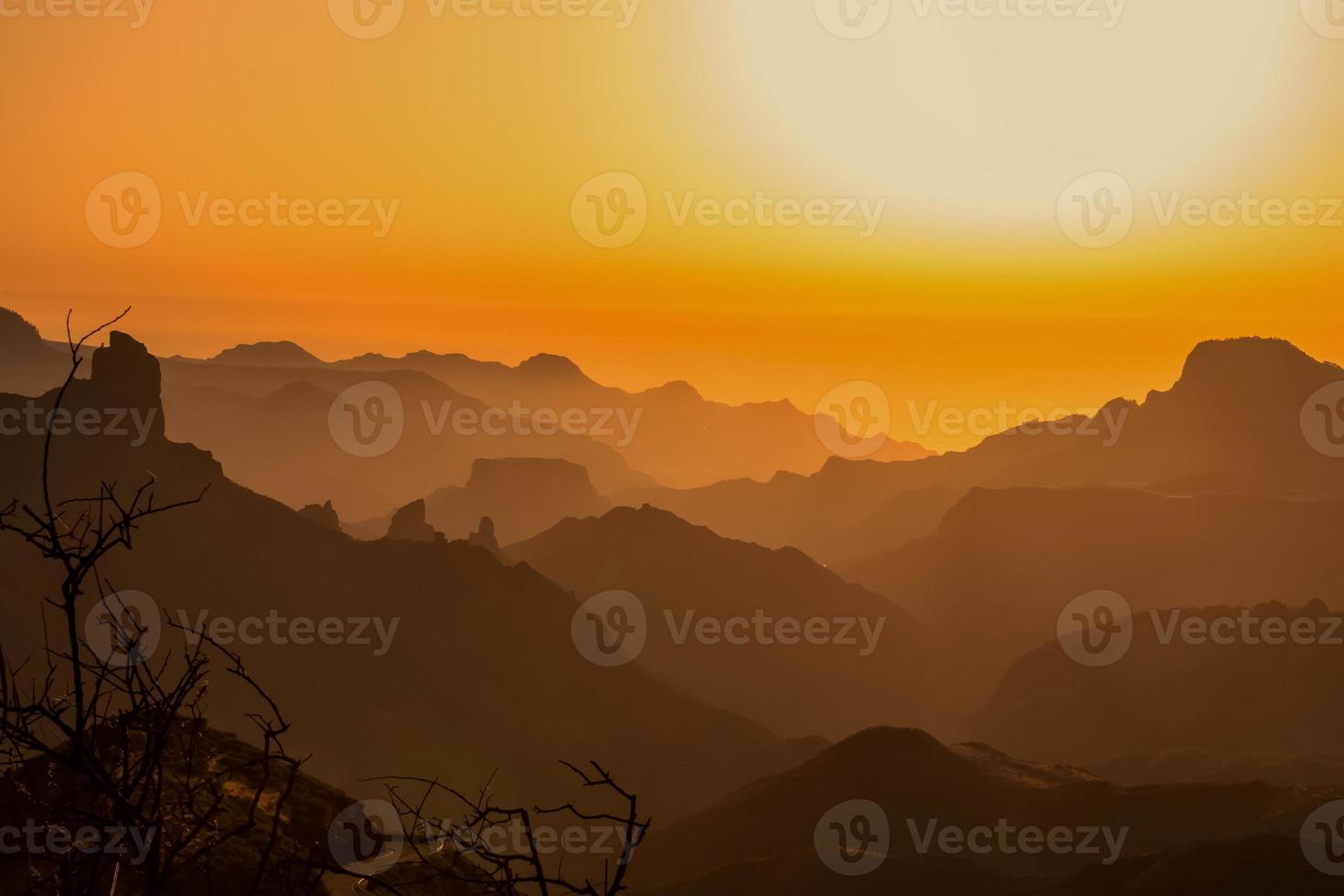 puesta de sol en las montañas de gran canaria foto